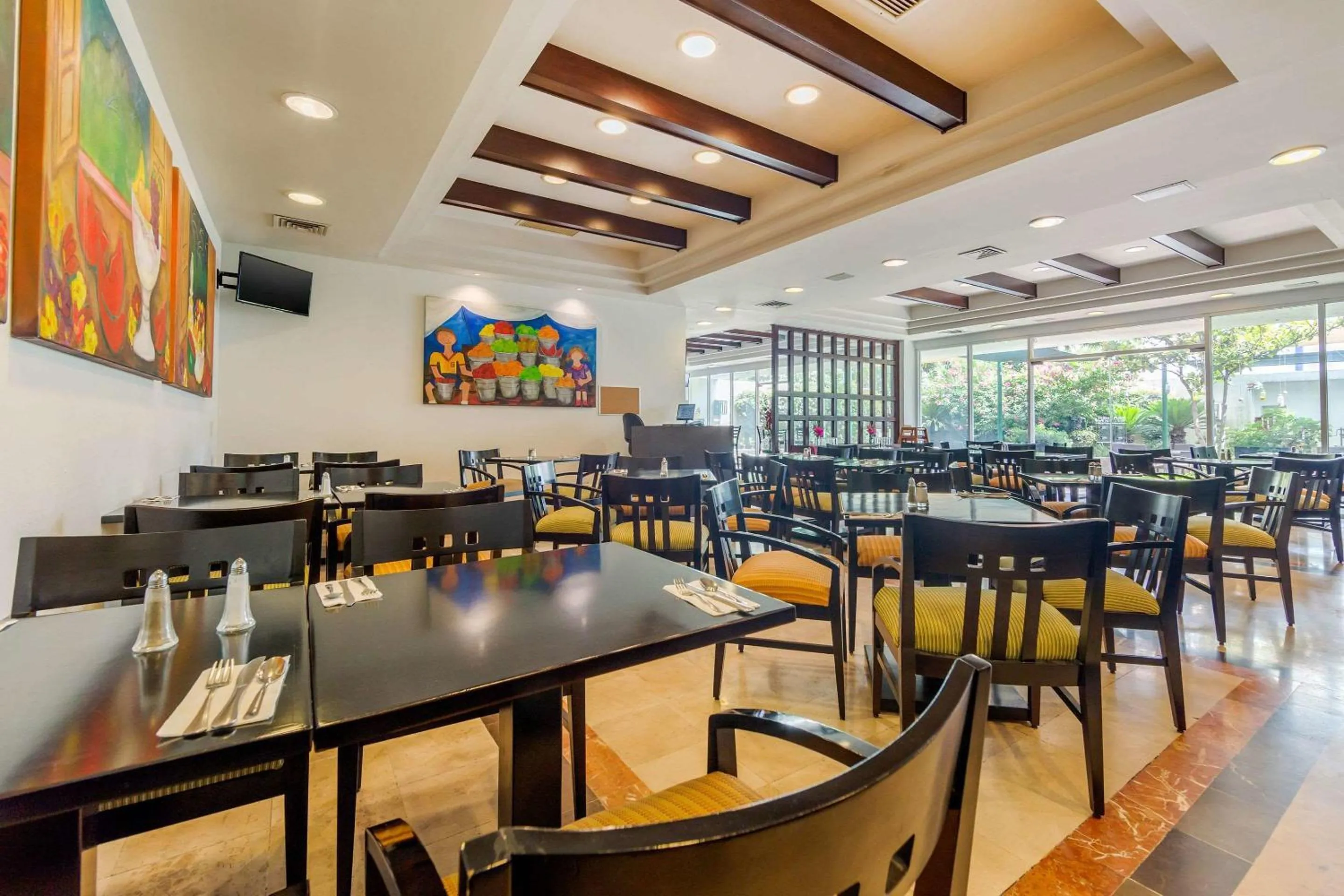 Restaurant/places to eat in Quality Inn Monterrey La Fe