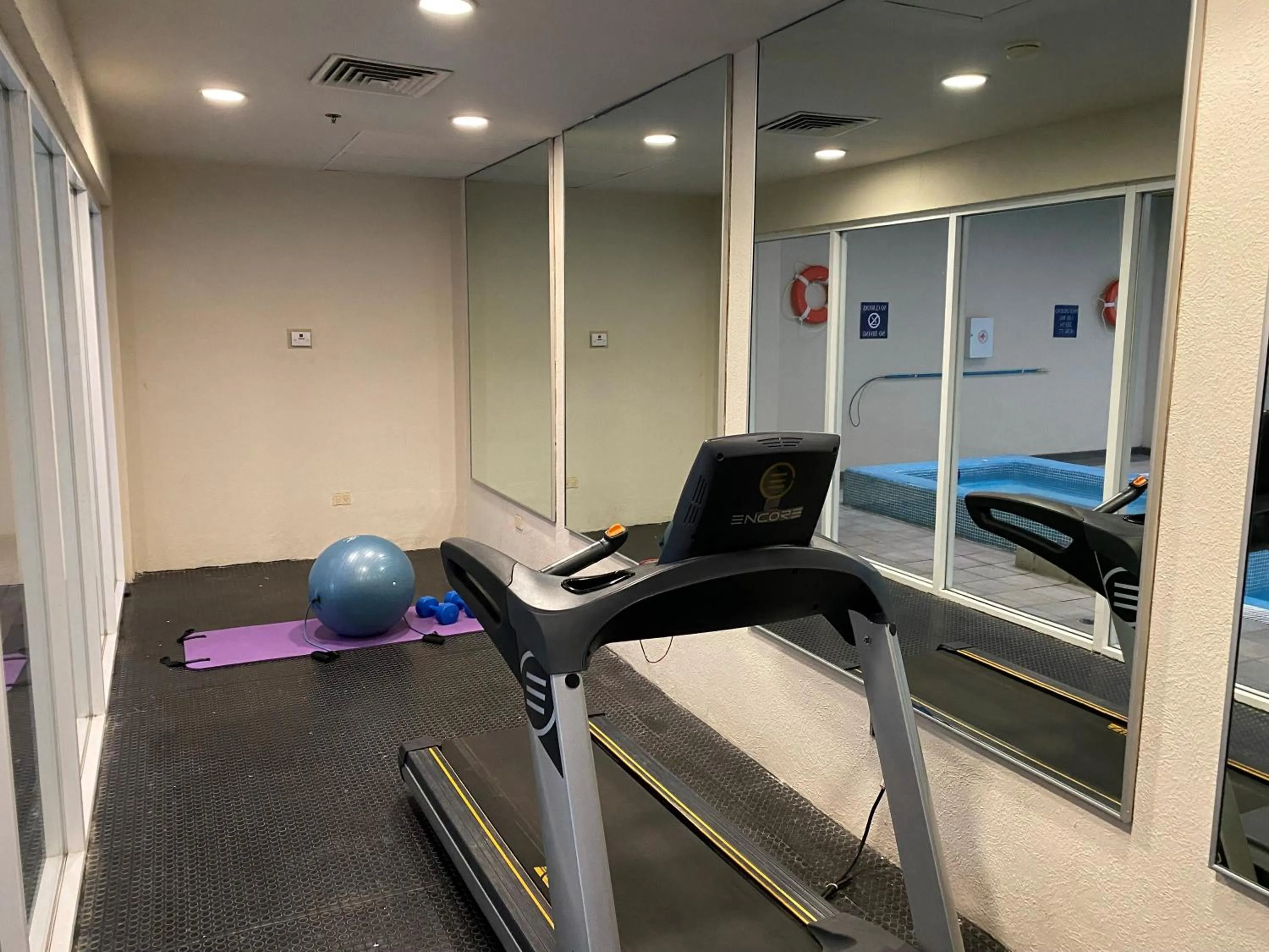 Fitness centre/facilities in Quality Inn Monterrey La Fe