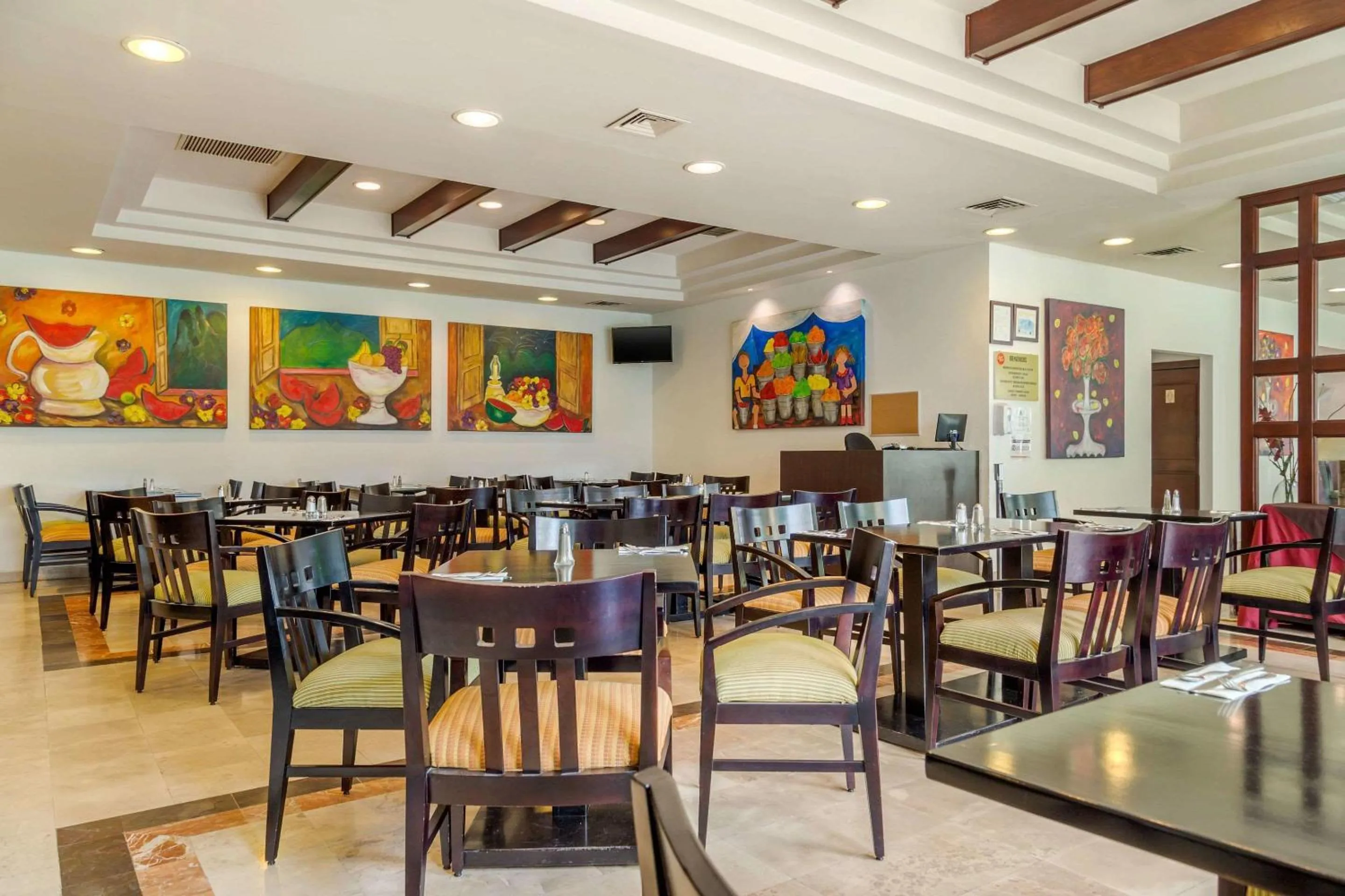Restaurant/places to eat in Quality Inn Monterrey La Fe
