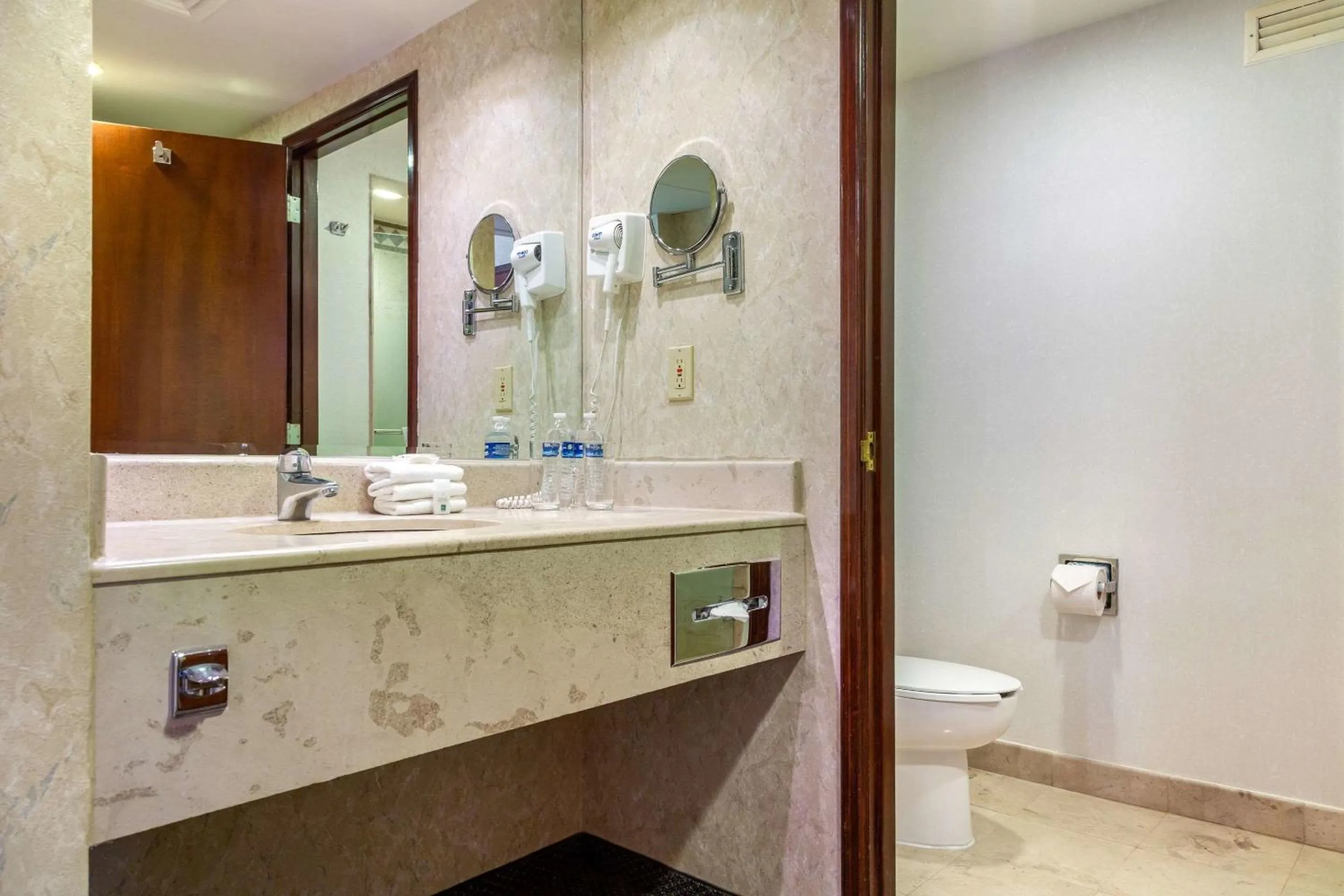 Bathroom in Quality Inn Monterrey La Fe