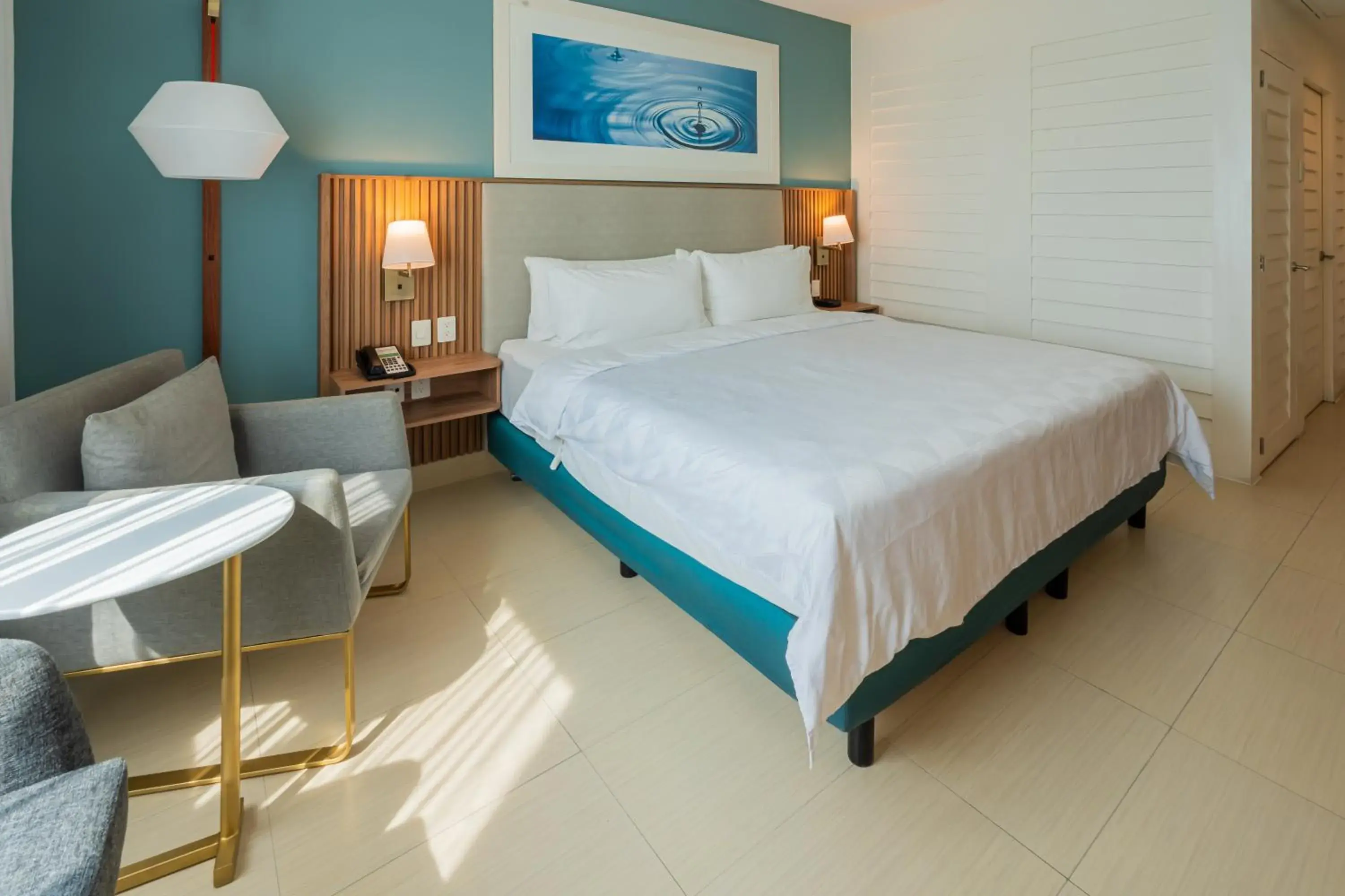 Standard King Room with Balcony in Holiday Inn Acapulco La Isla by IHG Standard King Room with Balcony in Holiday Inn Acapulco La Isla by IHG