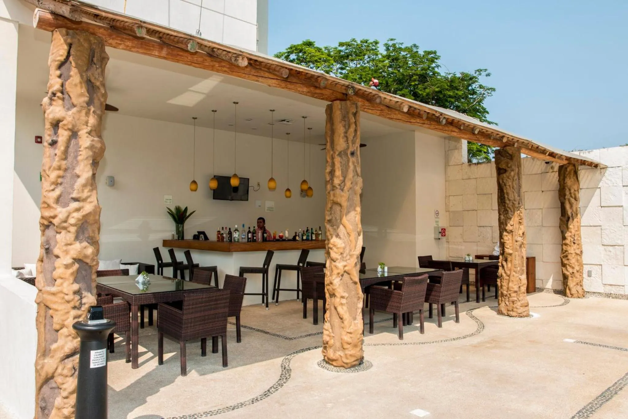 Lounge or bar in Holiday Inn Acapulco La Isla by IHG