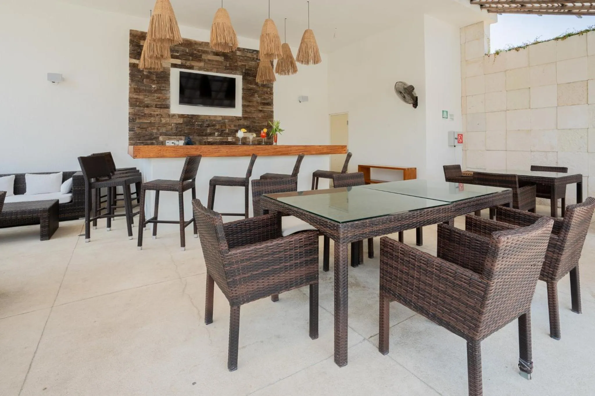 Lounge or bar in Holiday Inn Acapulco La Isla by IHG