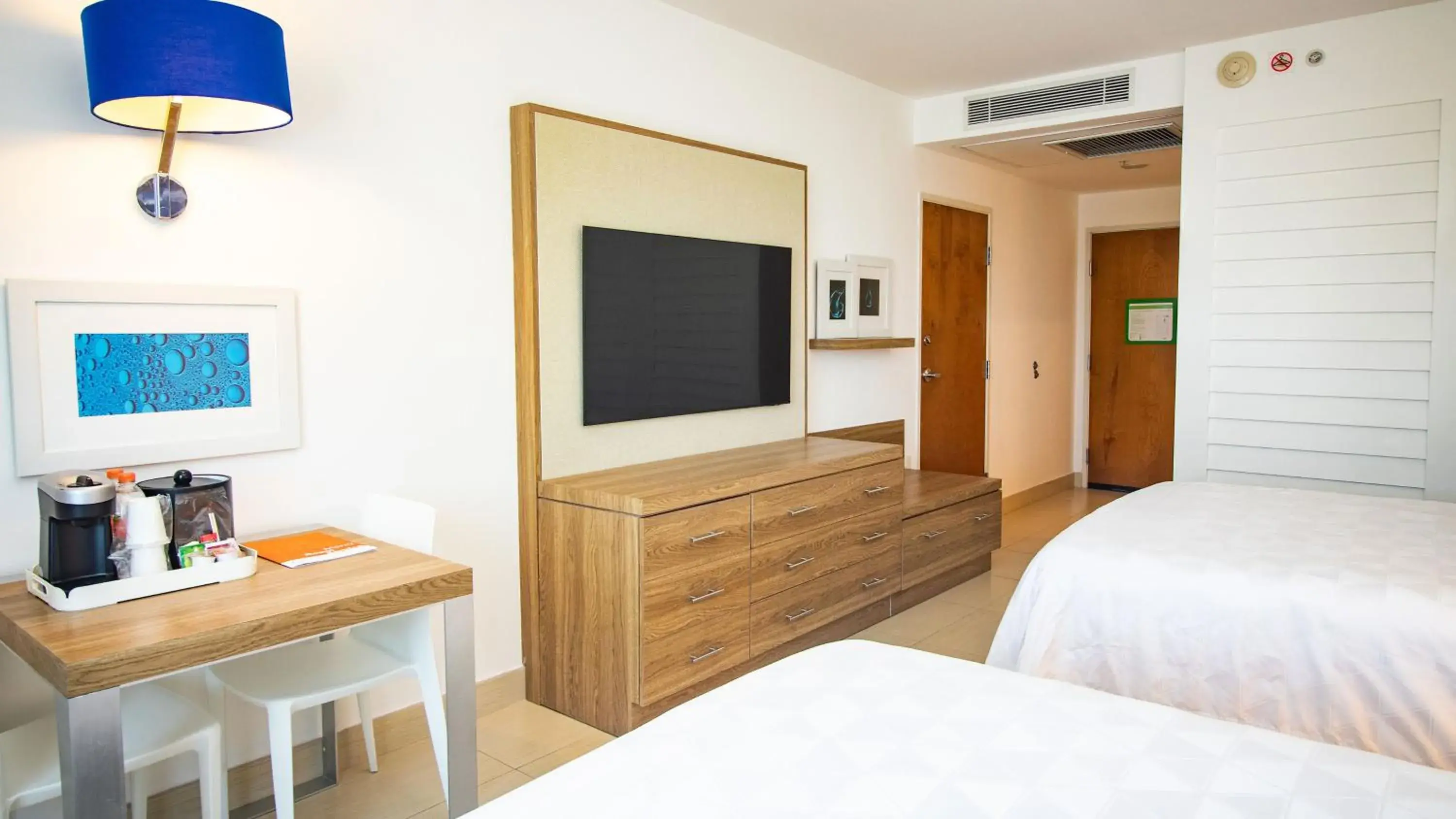 Standard Room with Two Queen Beds in Holiday Inn Acapulco La Isla by IHG Standard Room with Two Queen Beds in Holiday Inn Acapulco La Isla by IHG