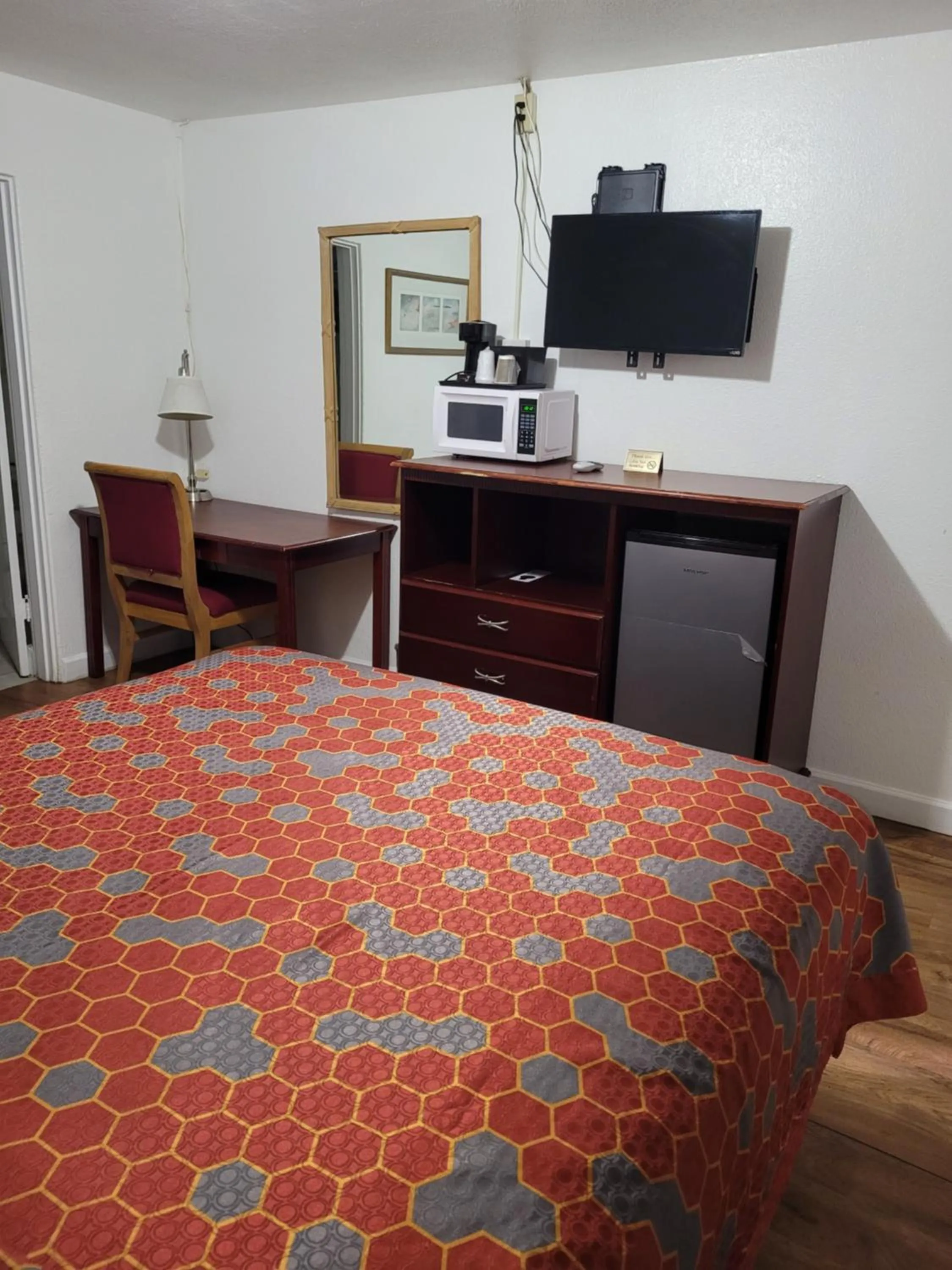 TV and multimedia, Bed in Sands Motel