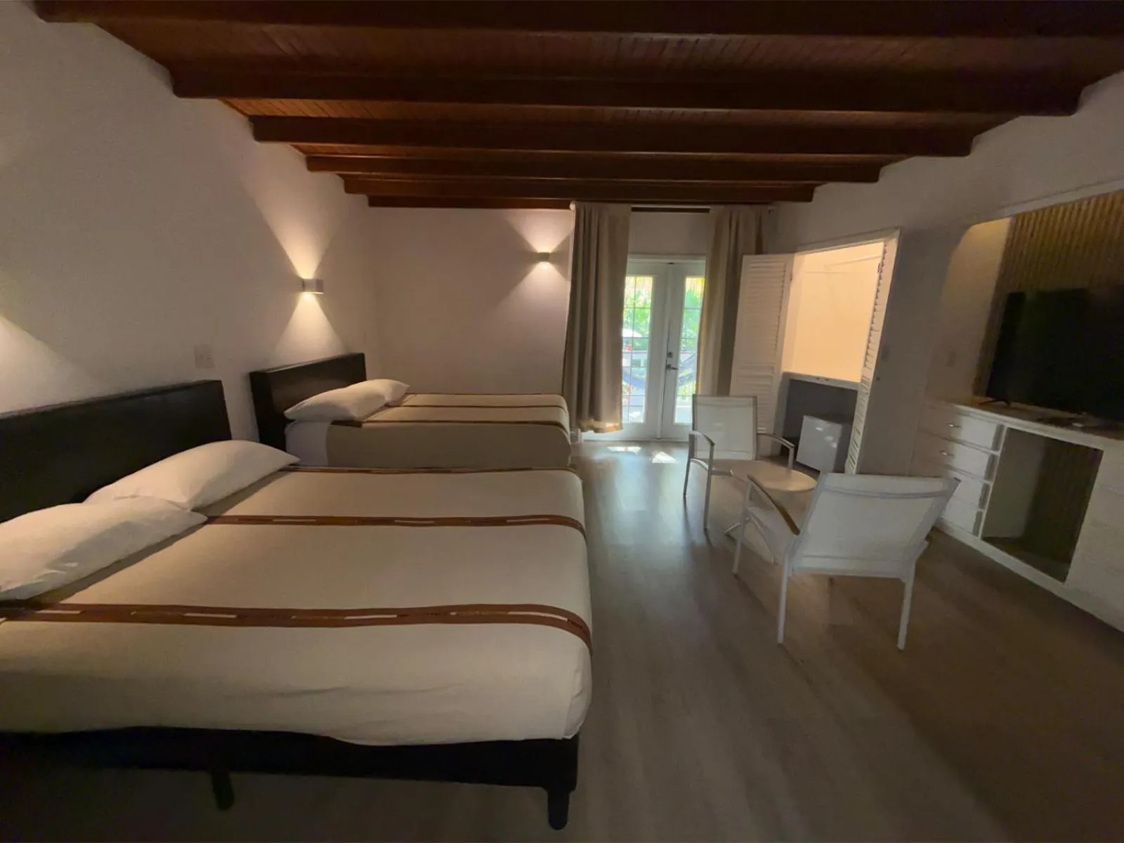 Photo of the whole room, Bed in Hotel Henry Morgan All Inclusive