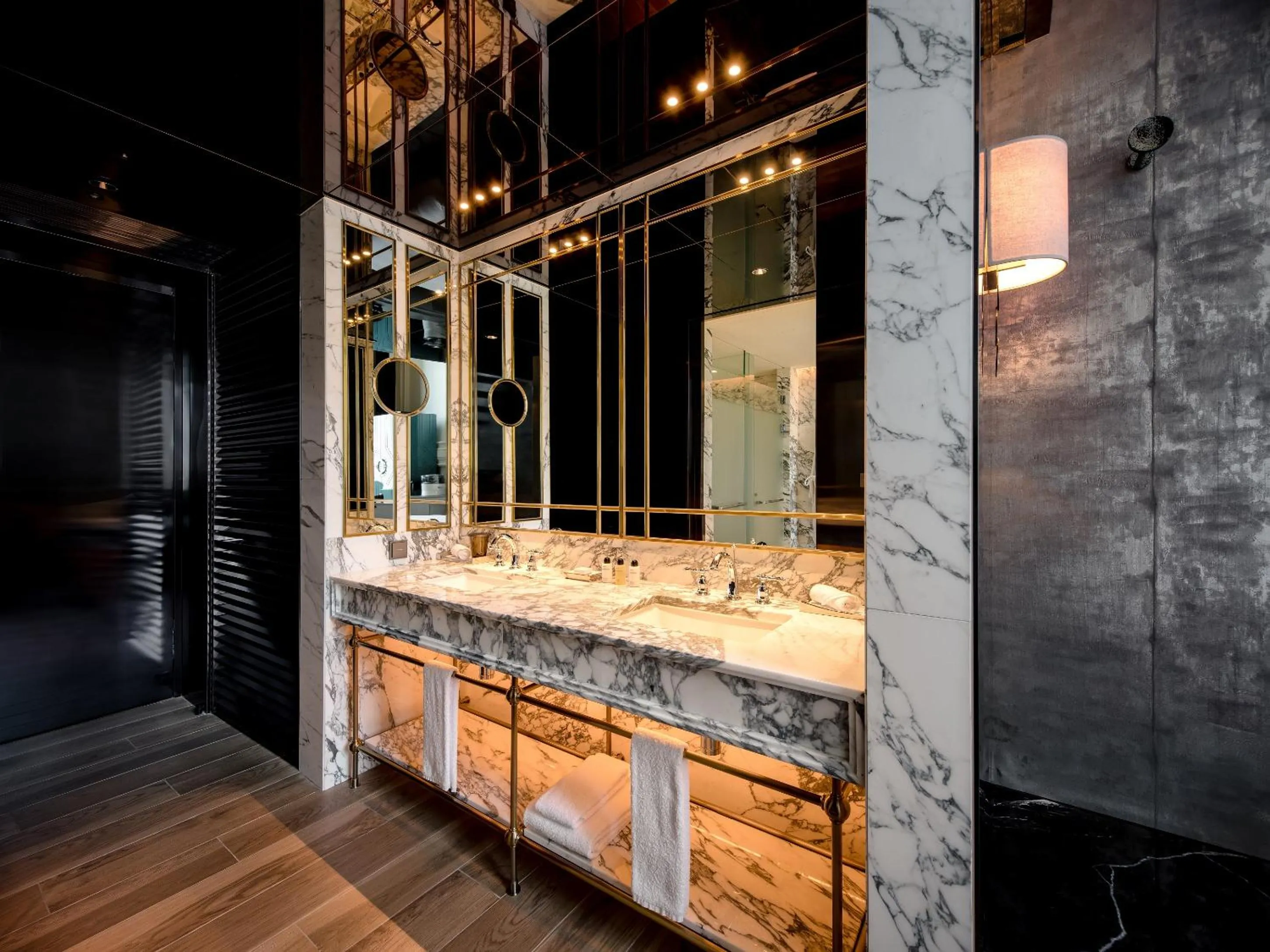 Bathroom in Art Paradiso, Paradise City