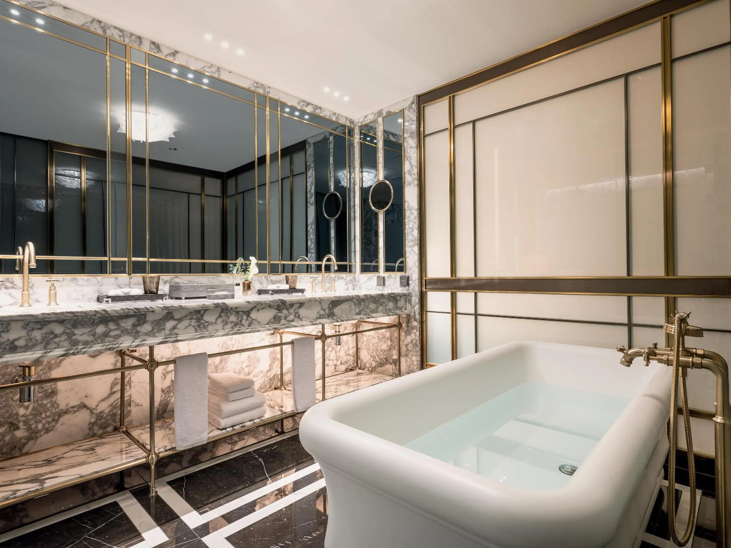 Bathroom in Art Paradiso, Paradise City