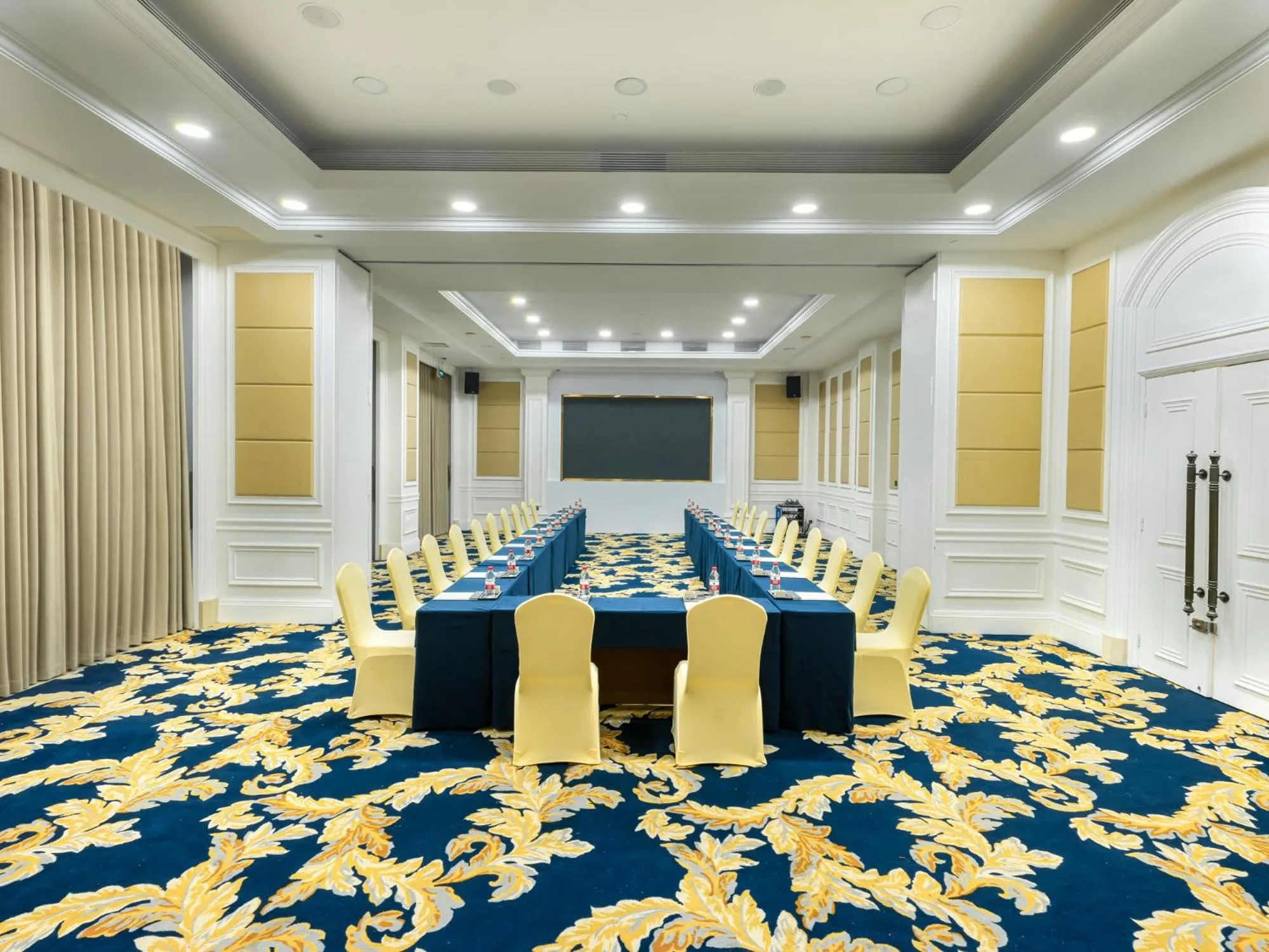 Meeting/conference room in Four Points by Sheraton Yangjiang City Center