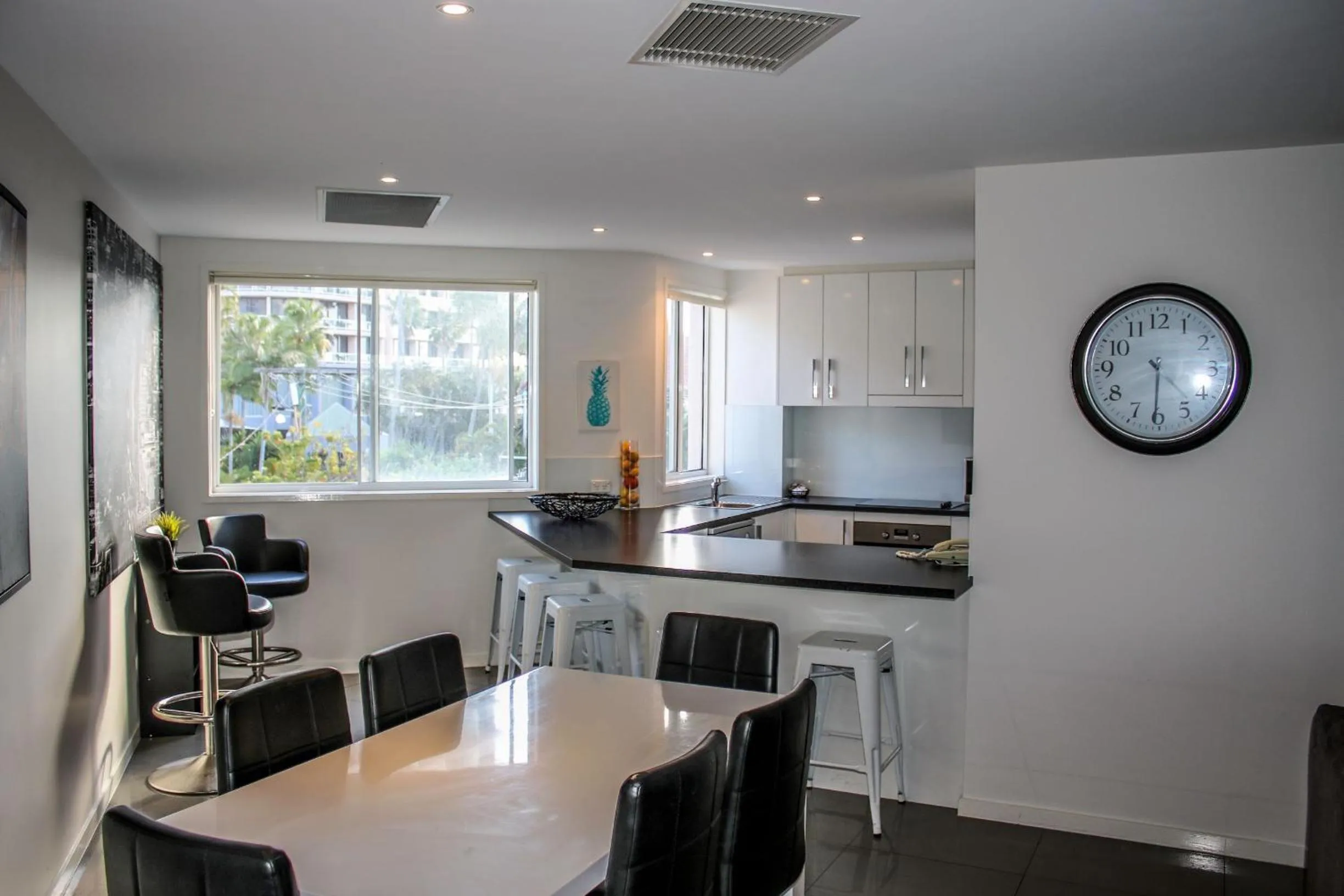Kitchen or kitchenette in Surfers Beach Holiday Apartments