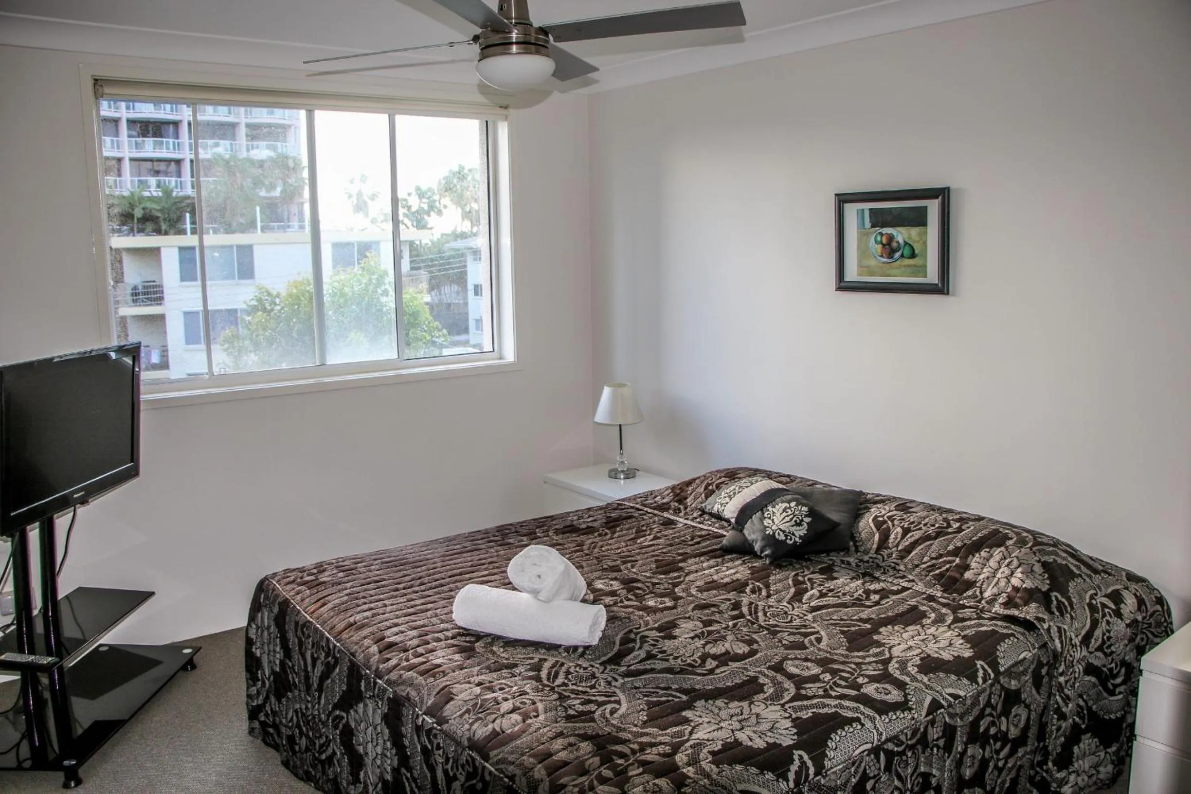 TV and multimedia, Bed in Surfers Beach Holiday Apartments