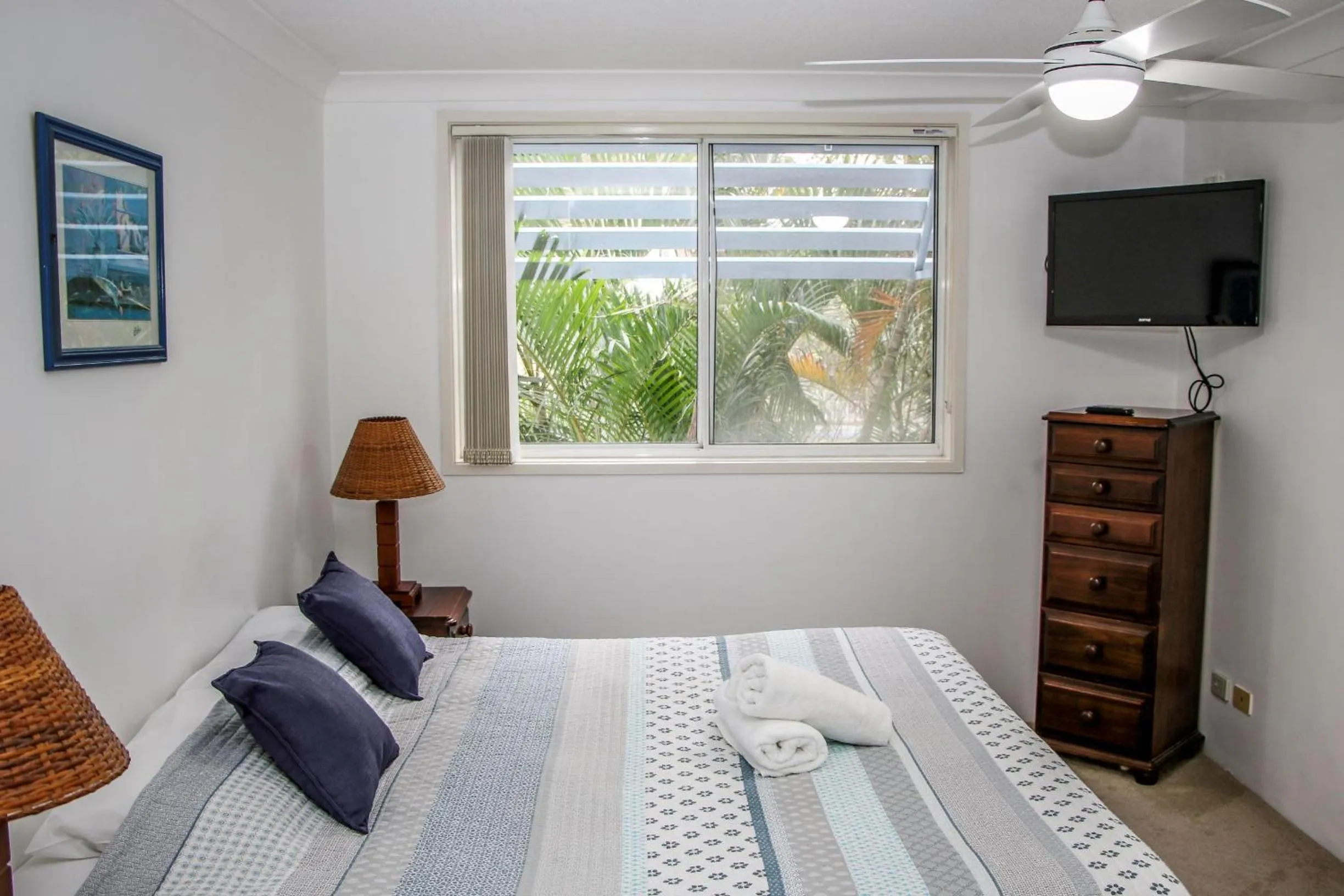 TV and multimedia, Bed in Surfers Beach Holiday Apartments
