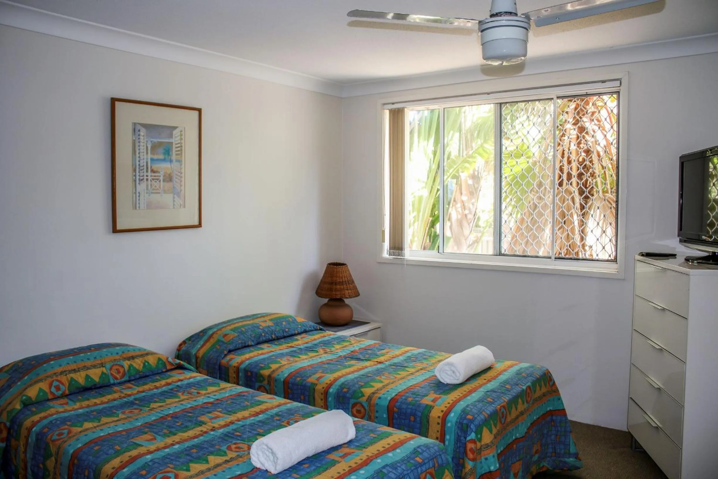 TV and multimedia, Bed in Surfers Beach Holiday Apartments