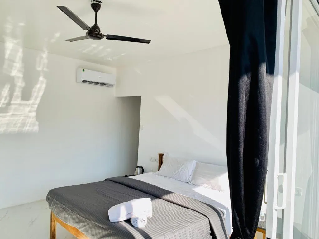 Bed in Crystall Goa, Onyx Edition