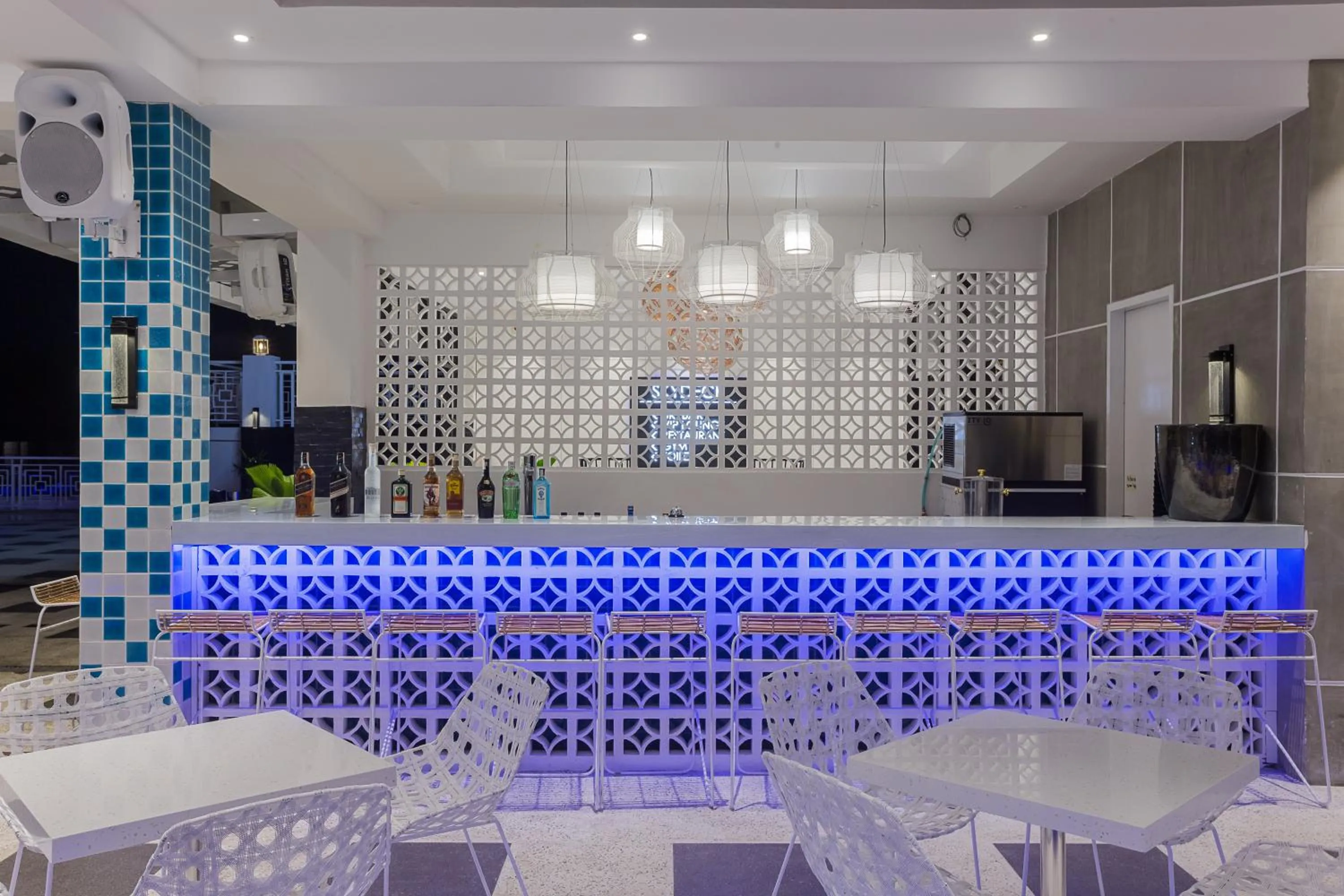 Restaurant/places to eat in Stonehill Suites