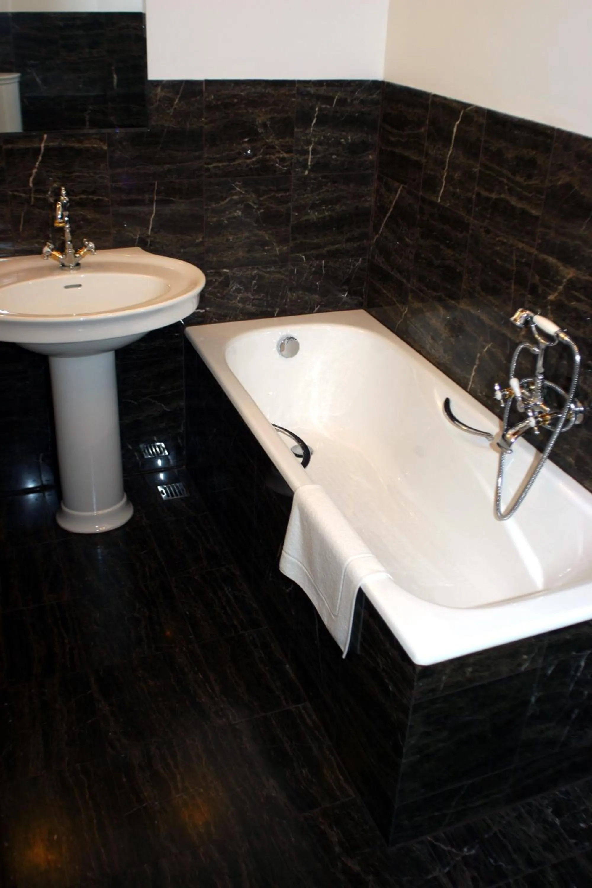 Bathroom in Klasztor Cedynia Hotel