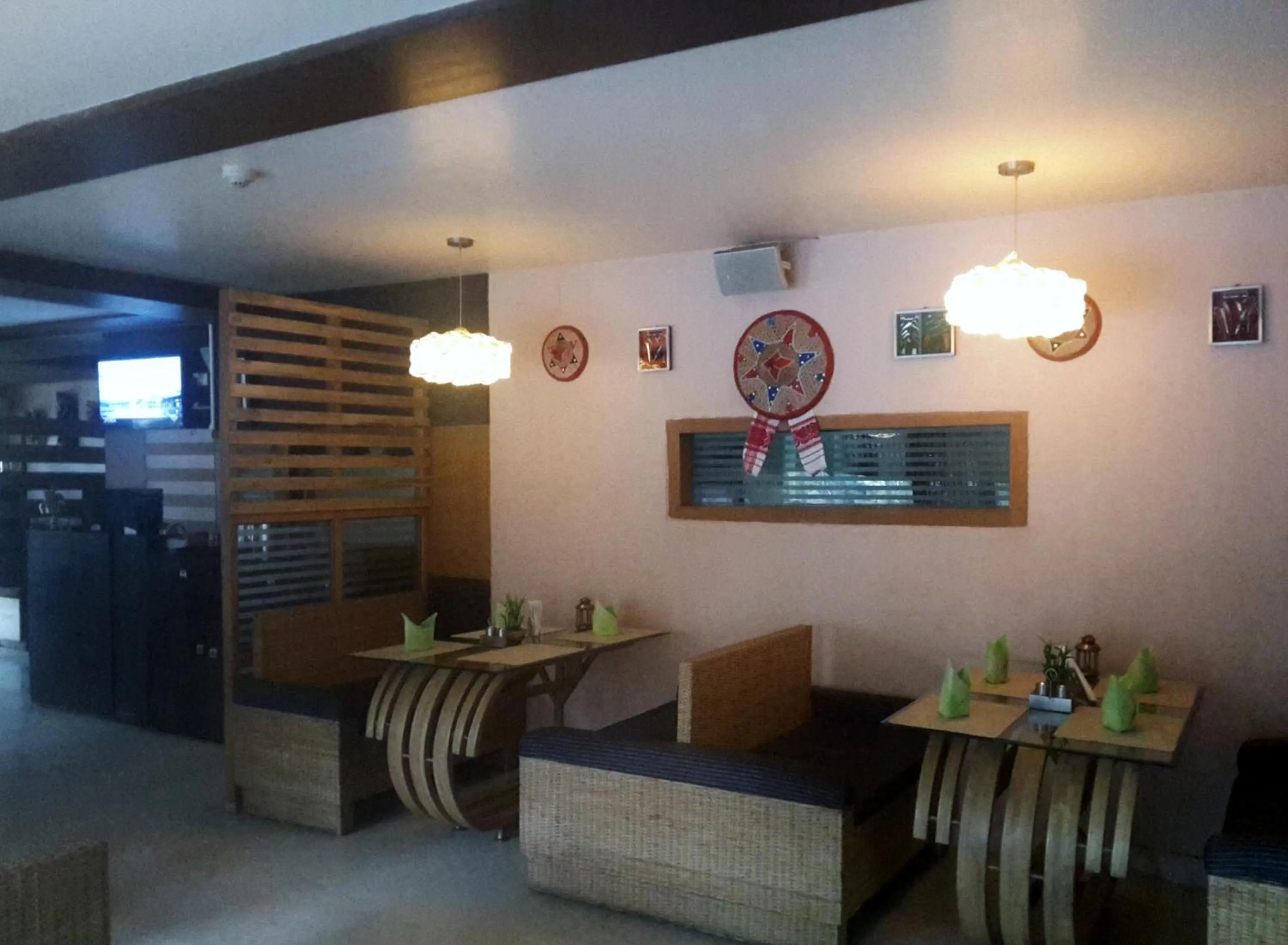 Restaurant/places to eat in Hotel Rains Inn