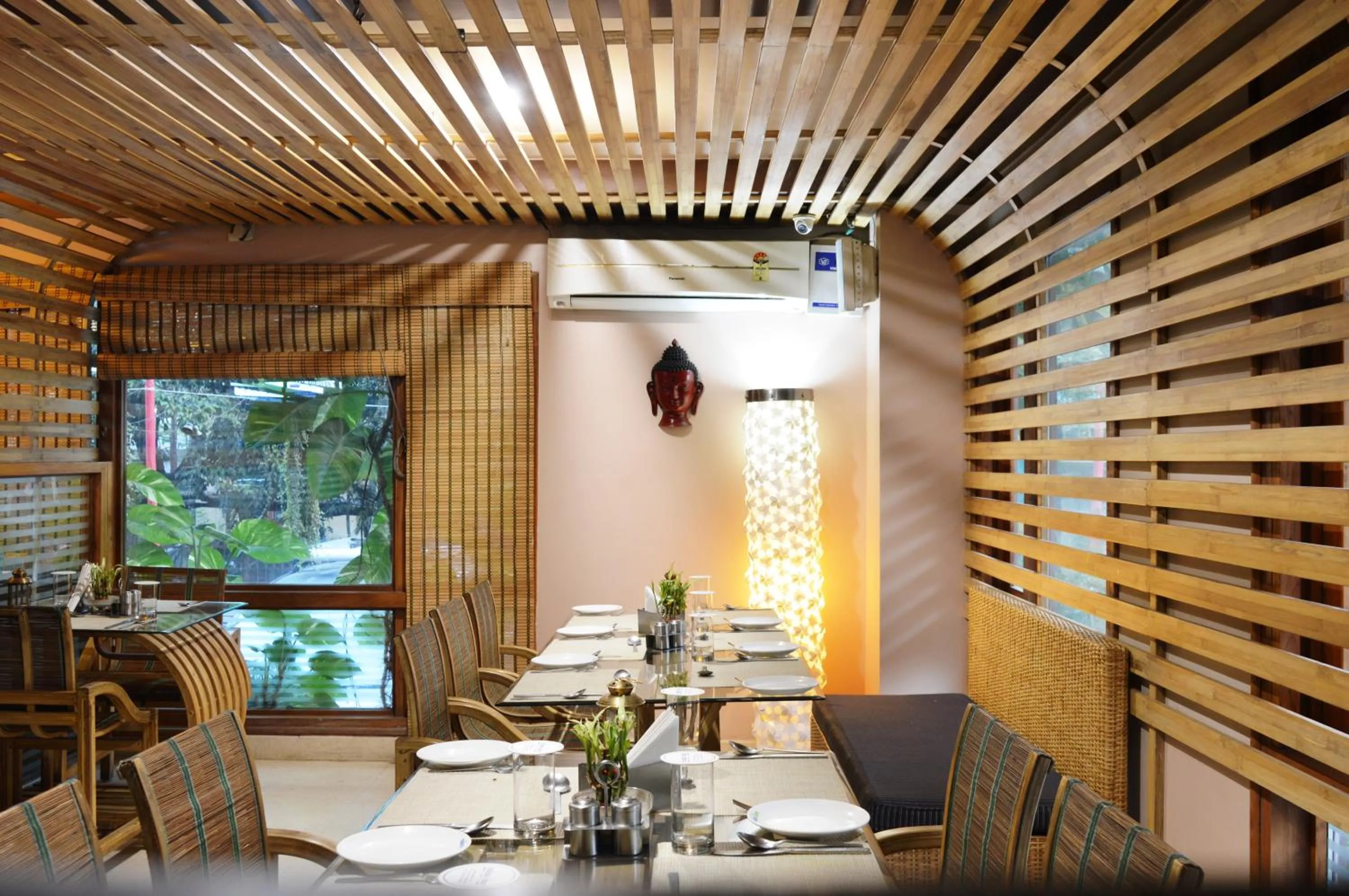 Restaurant/places to eat in Hotel Rains Inn