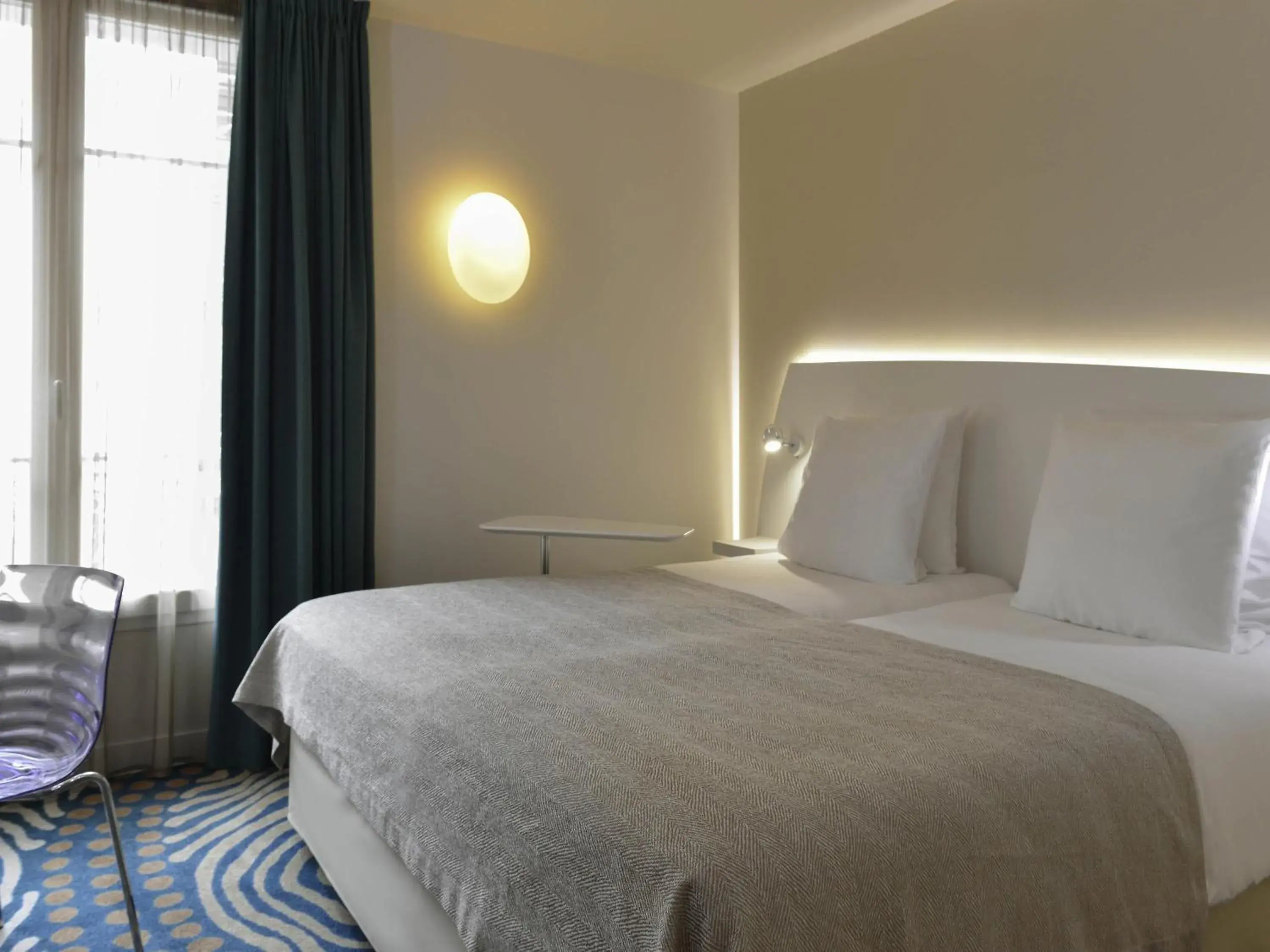 Privilege Room with 1 Double Bed & 1 Single Bed in Mercure Paris Levallois Privilege Room with 1 Double Bed & 1 Single Bed in Mercure Paris Levallois