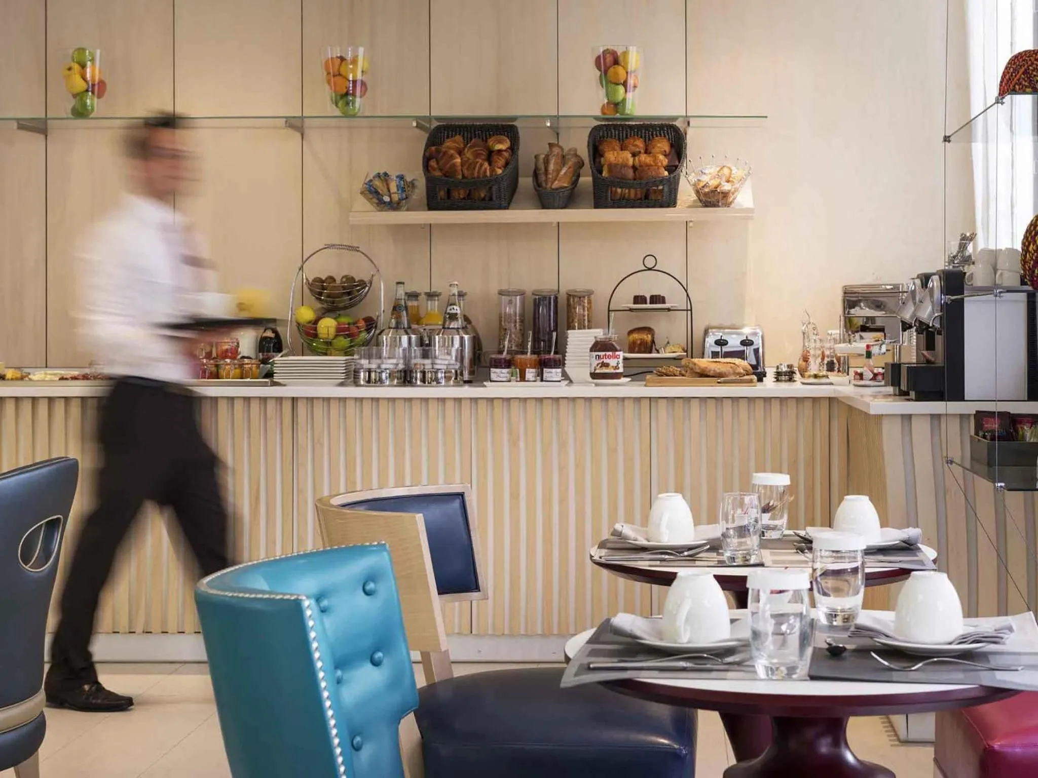 Restaurant/places to eat in Mercure Paris Levallois