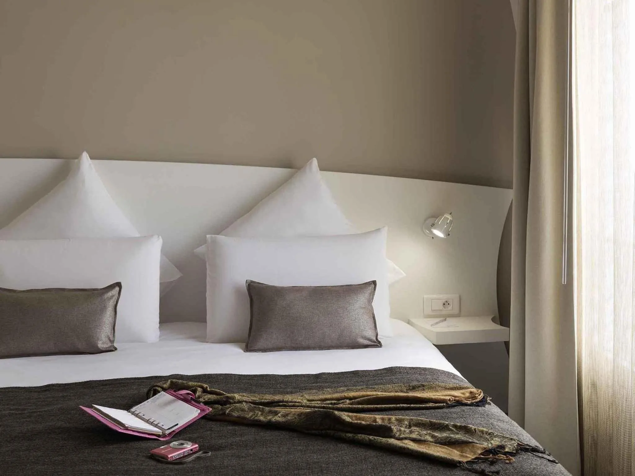 Bedroom, Bed in Mercure Paris Levallois