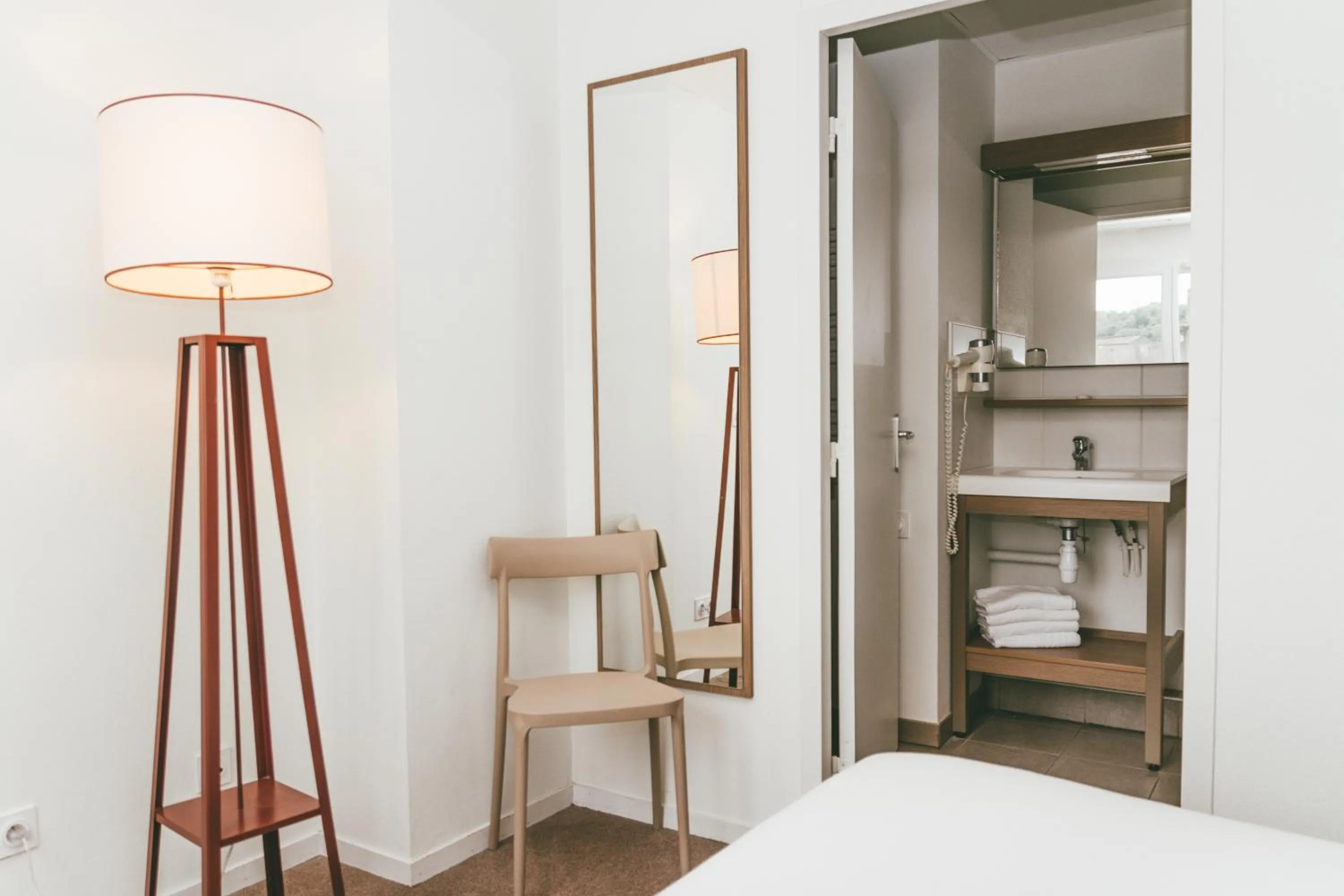 Bathroom, Bed in Terres de France - Appart'Hotel Quimper Bretagne
