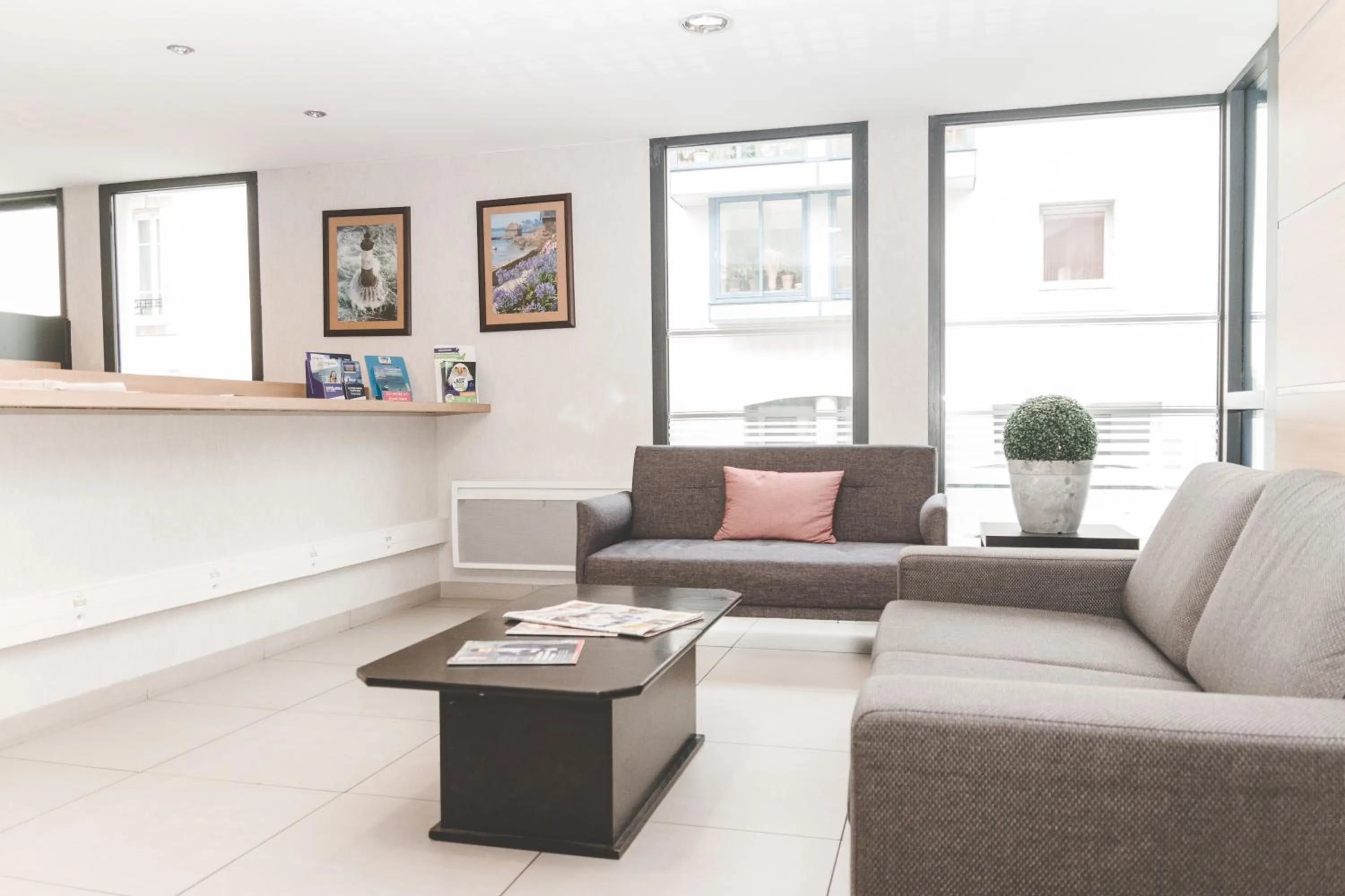 Lobby or reception in Terres de France - Appart'Hotel Quimper Bretagne