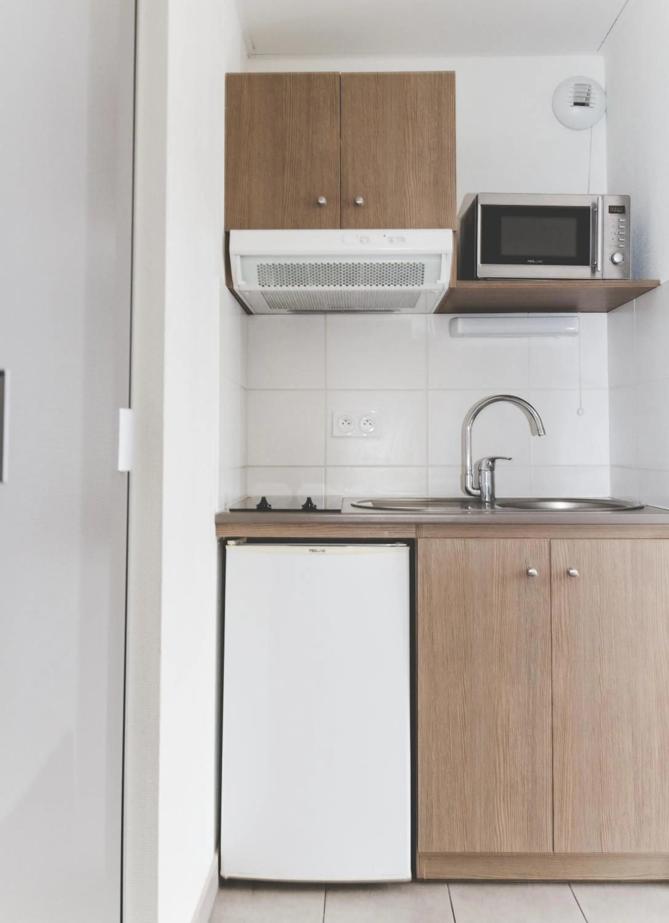 Kitchen or kitchenette in Terres de France - Appart'Hotel Quimper Bretagne