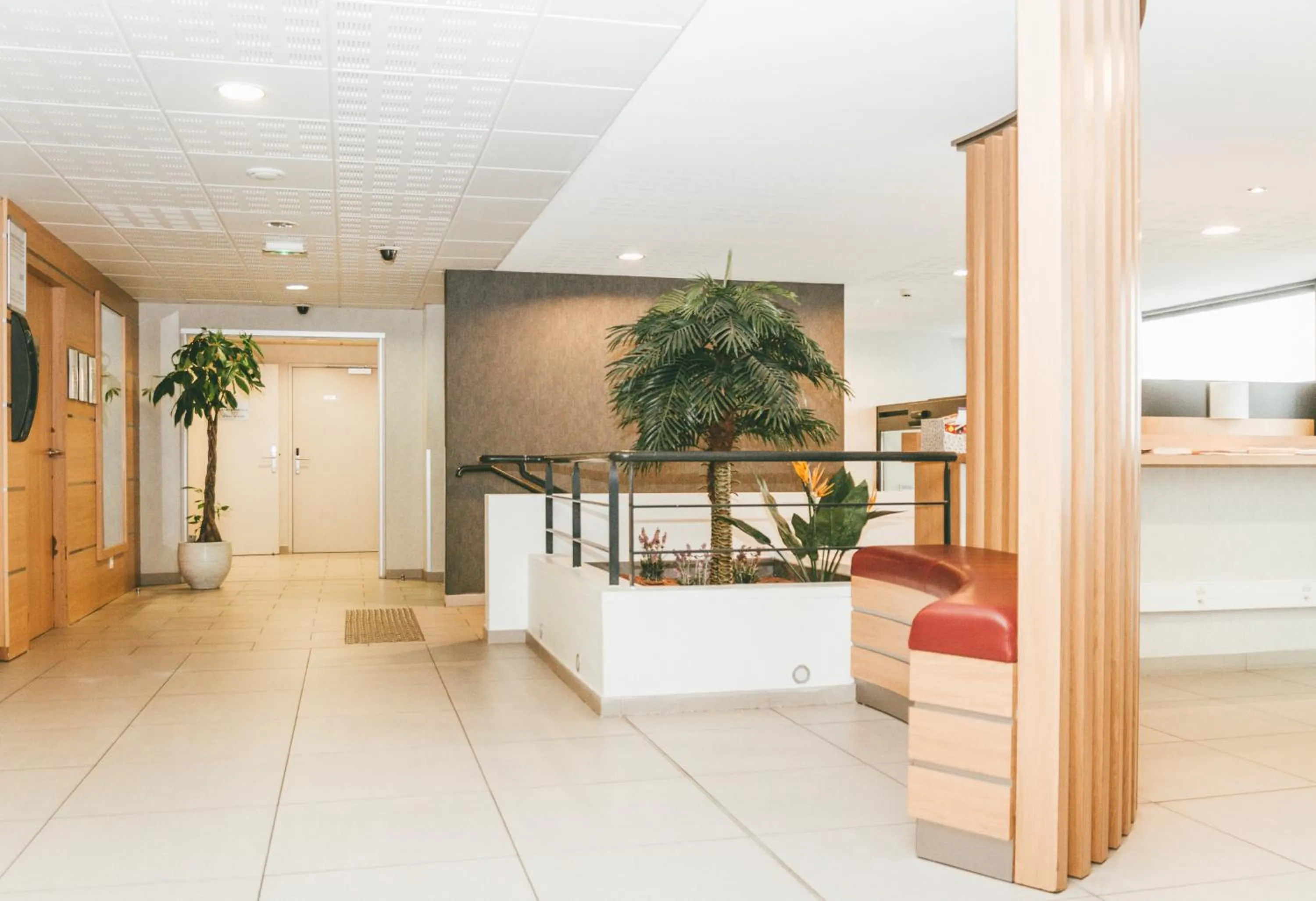 Lobby or reception in Terres de France - Appart'Hotel Quimper Bretagne
