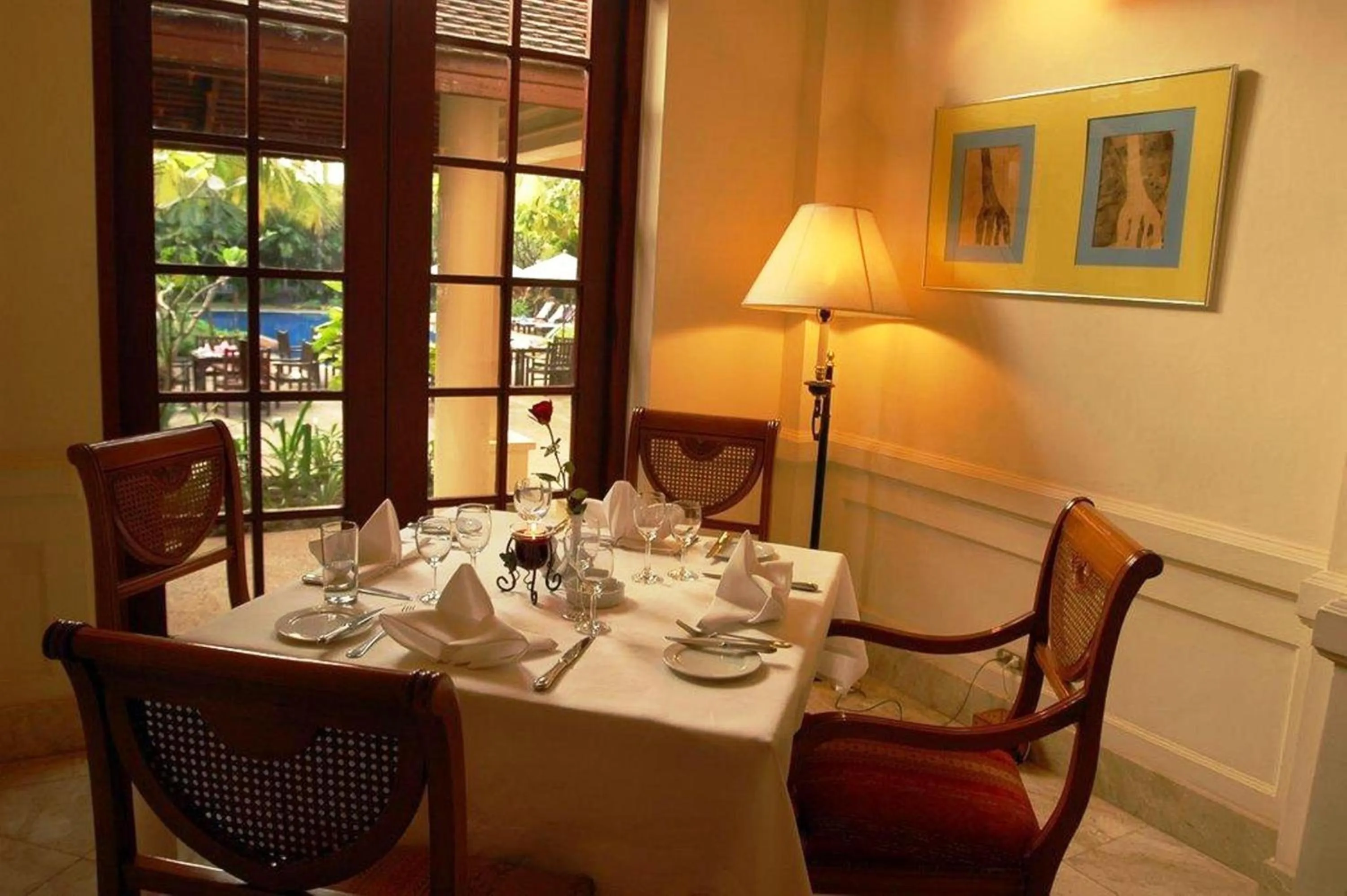 Restaurant/places to eat in Settha Palace Hotel