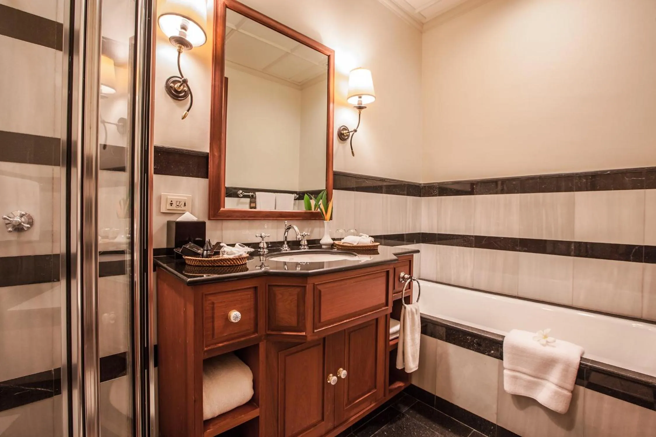 Bathroom in Settha Palace Hotel
