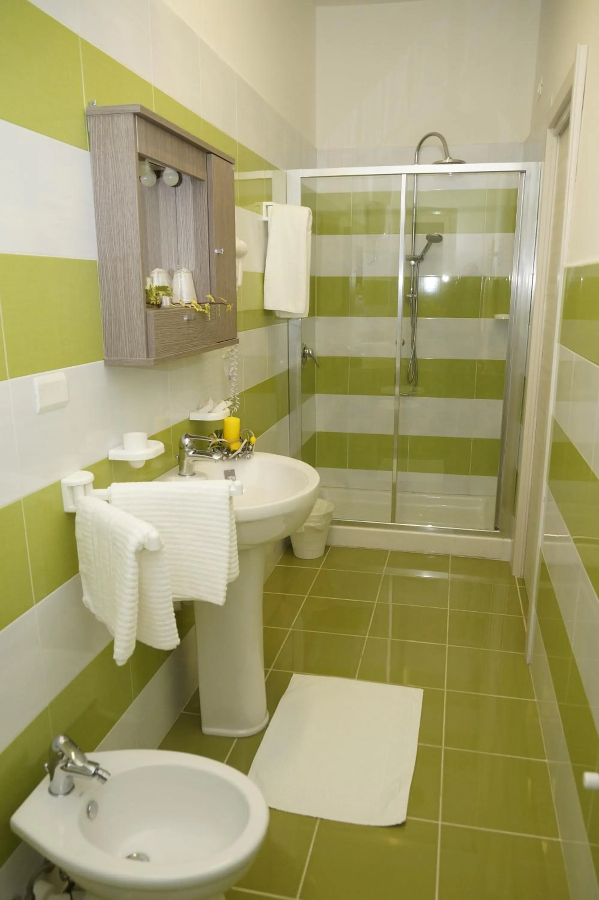 Shower in HOTEL VALLEVERDE