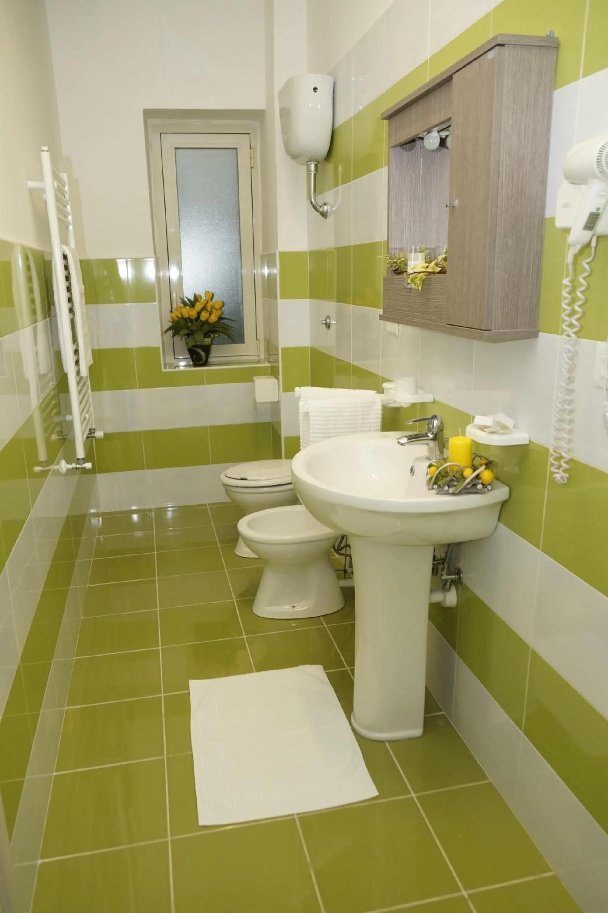 Shower in HOTEL VALLEVERDE