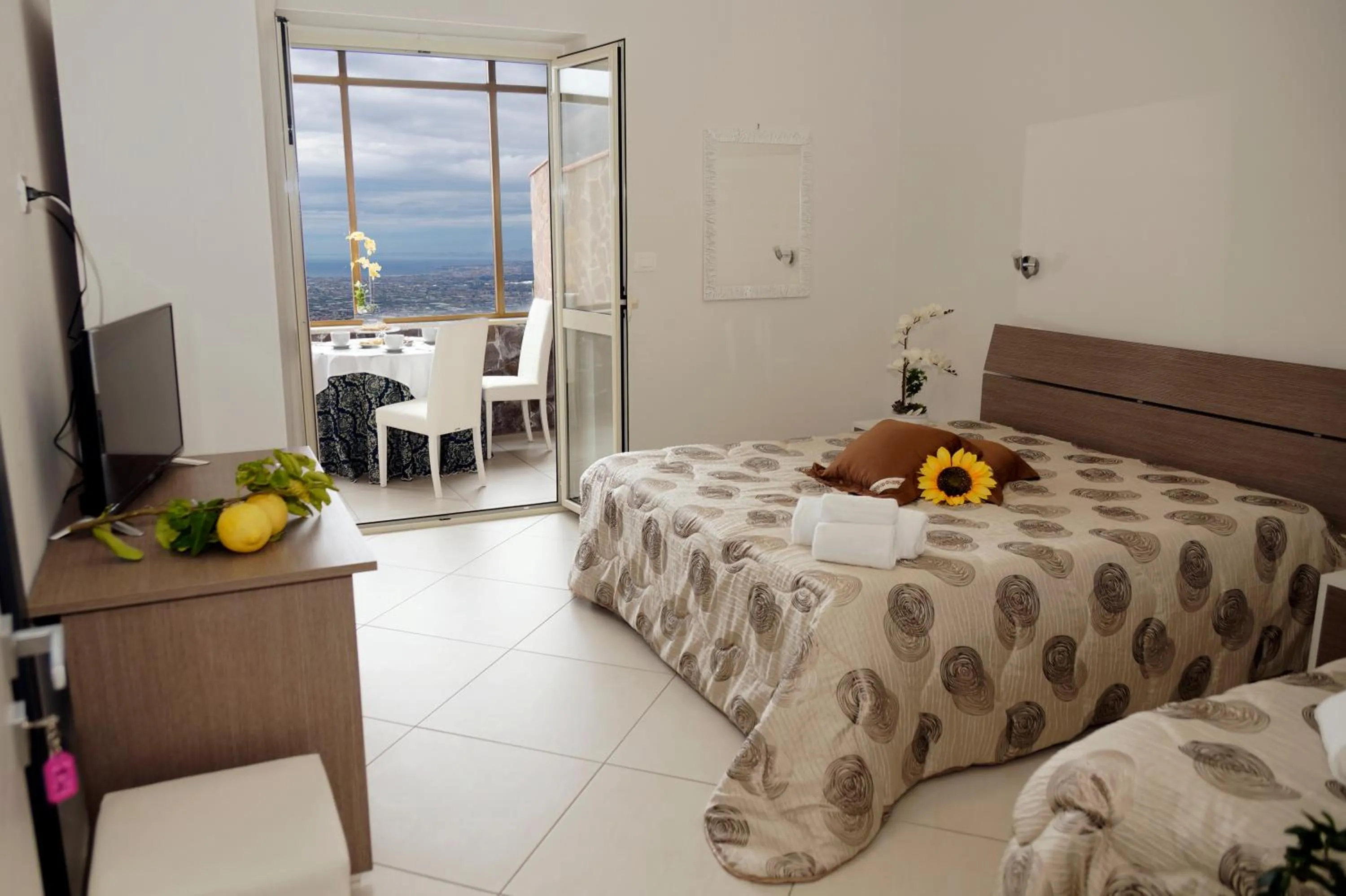 Balcony/Terrace, Bed in HOTEL VALLEVERDE