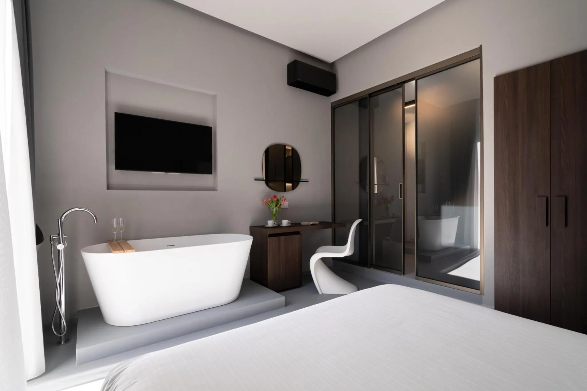 TV and multimedia, Bed in The Grey