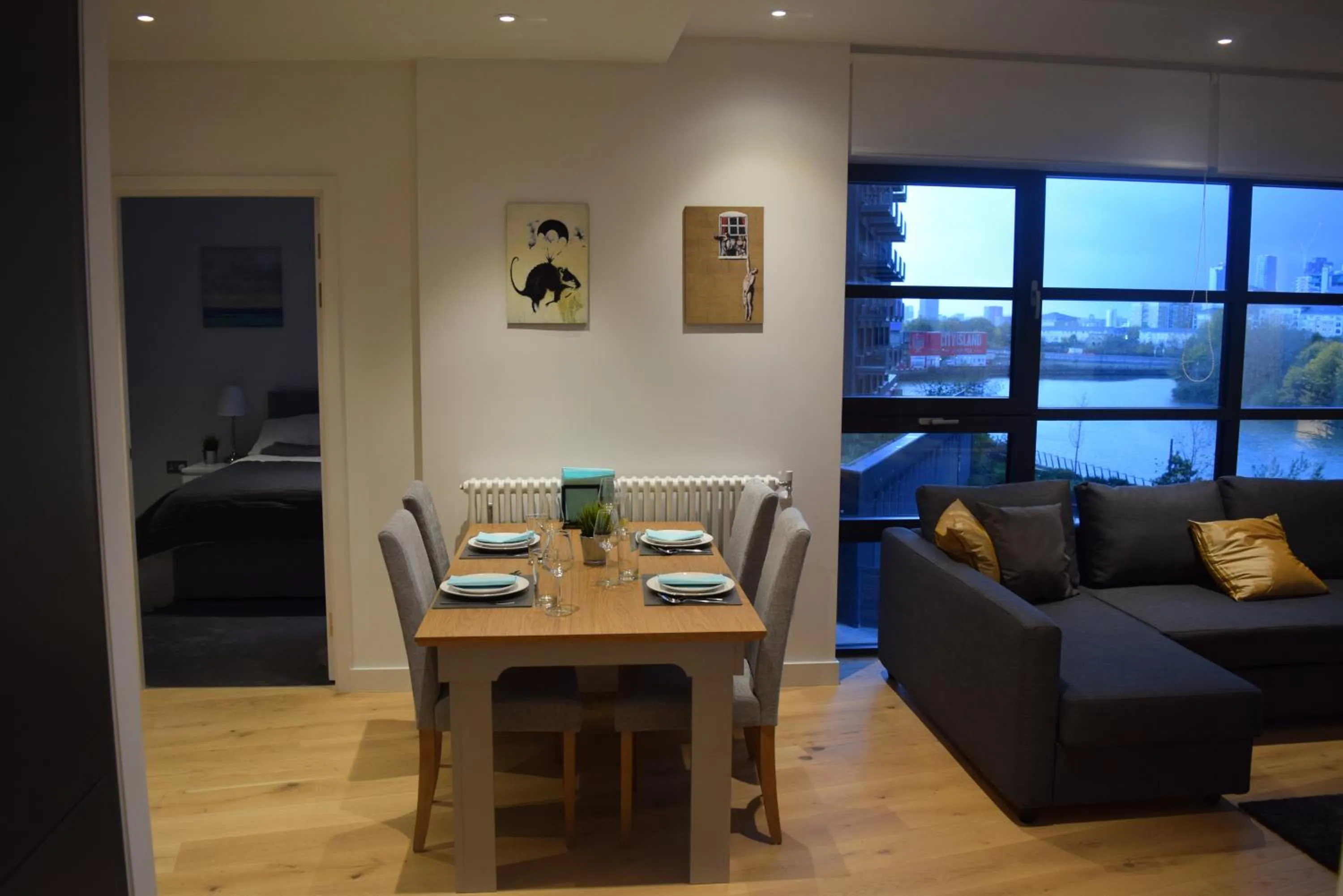 Dining area in London City Island 3 Bedroom Luxury Apartments, Canary Wharf