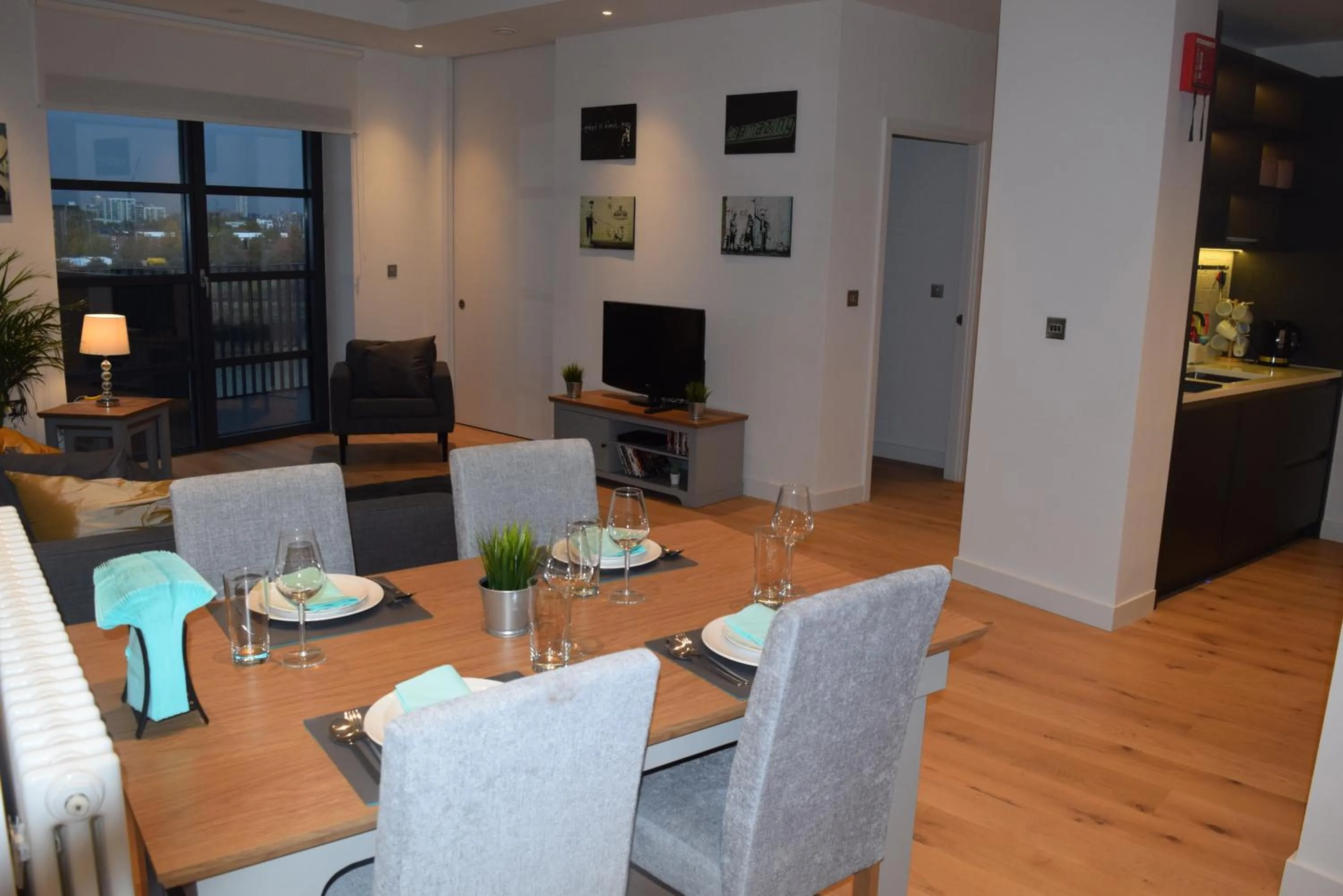 Dining area in London City Island 3 Bedroom Luxury Apartments, Canary Wharf