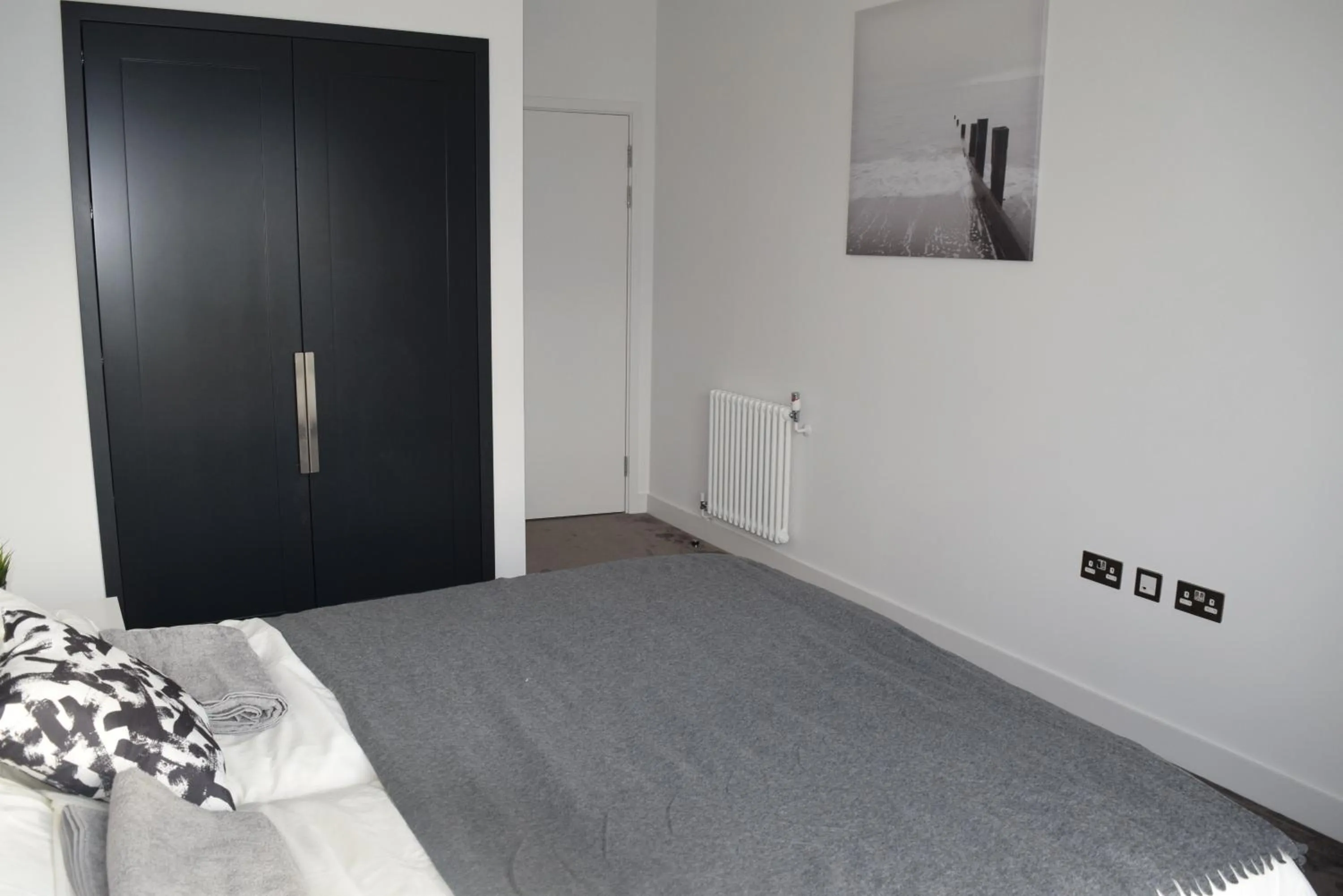 Bedroom, Bed in London City Island 3 Bedroom Luxury Apartments, Canary Wharf