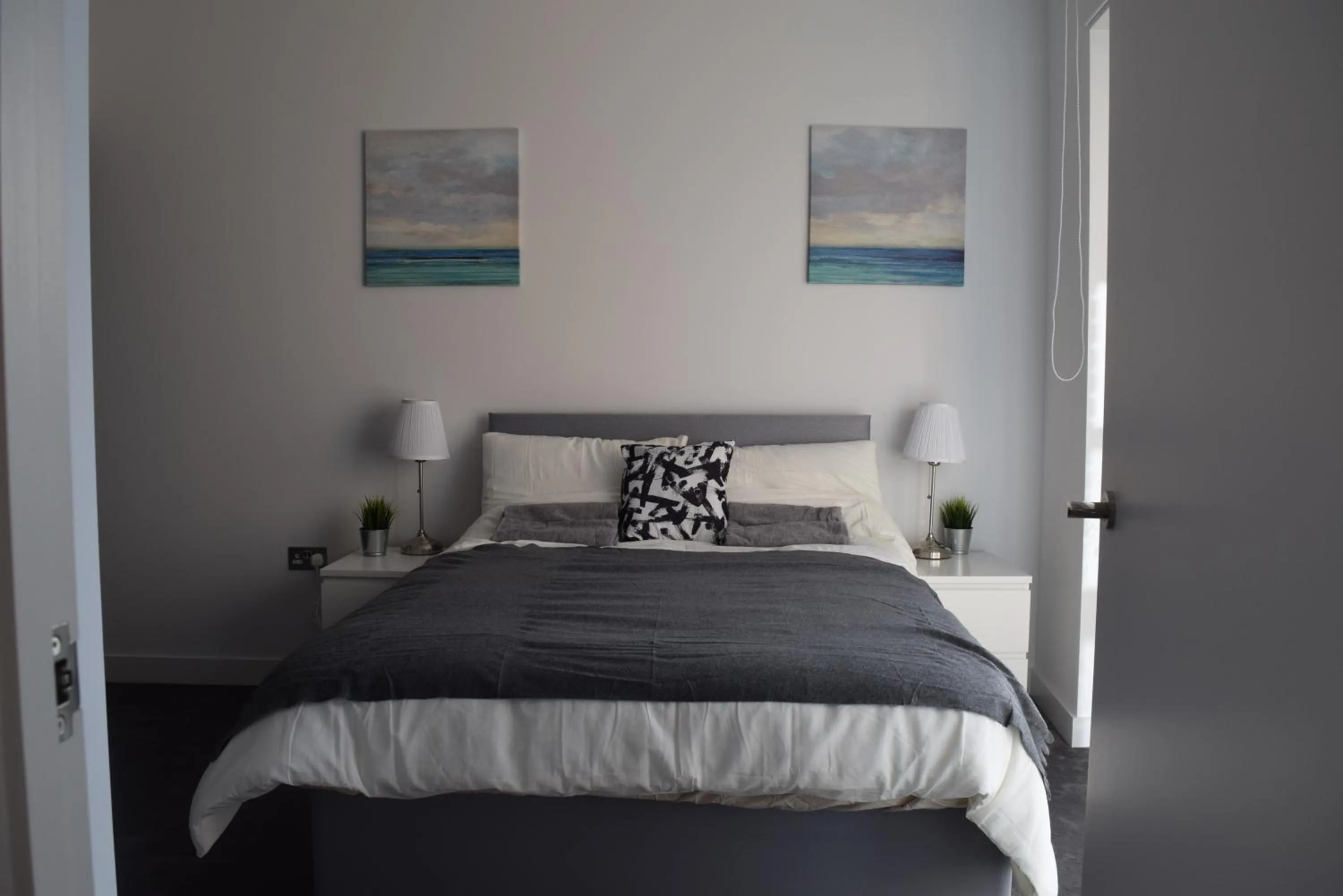 Bedroom, Bed in London City Island 3 Bedroom Luxury Apartments, Canary Wharf