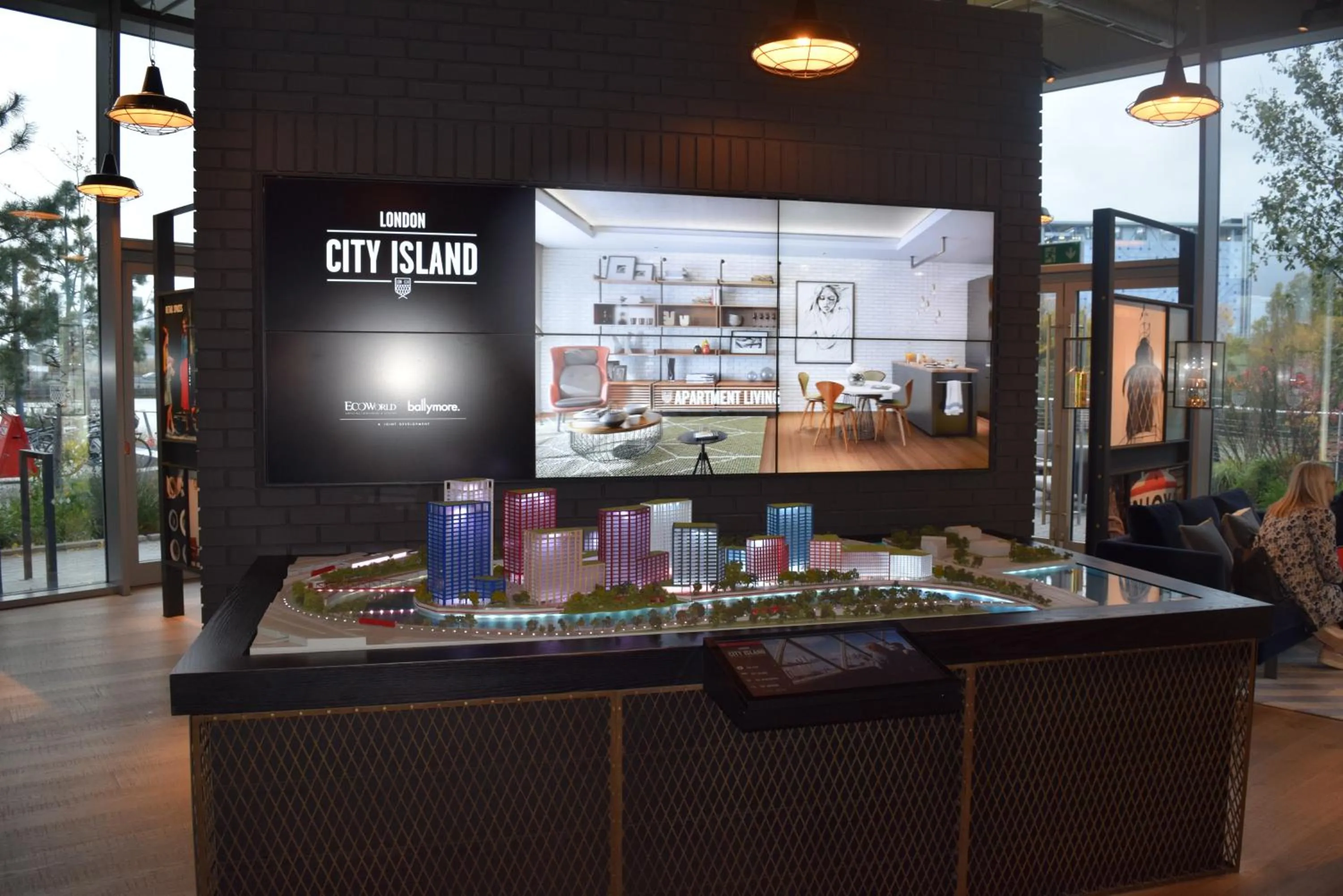 Lounge or bar in London City Island 3 Bedroom Luxury Apartments, Canary Wharf