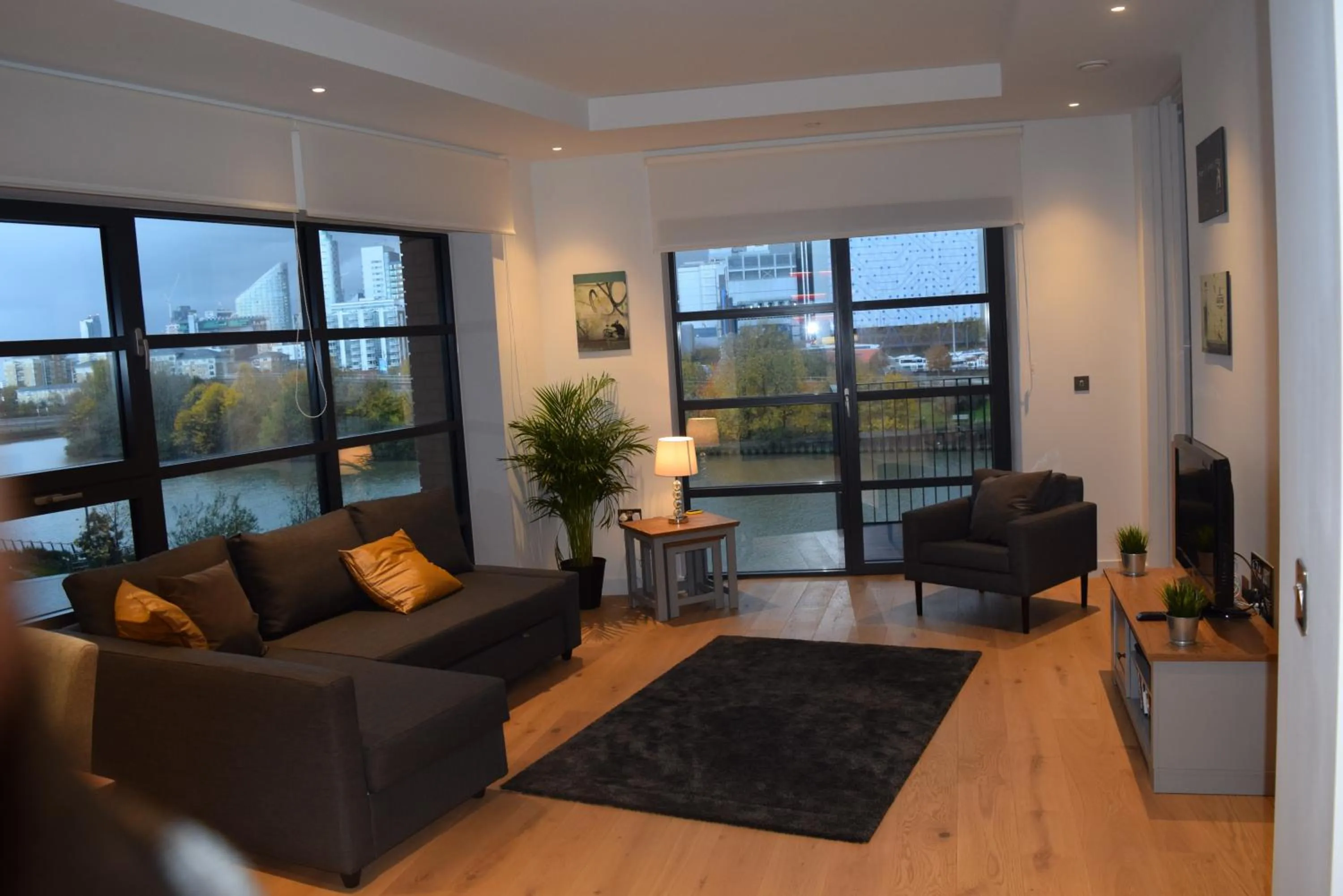 Living room in London City Island 3 Bedroom Luxury Apartments, Canary Wharf