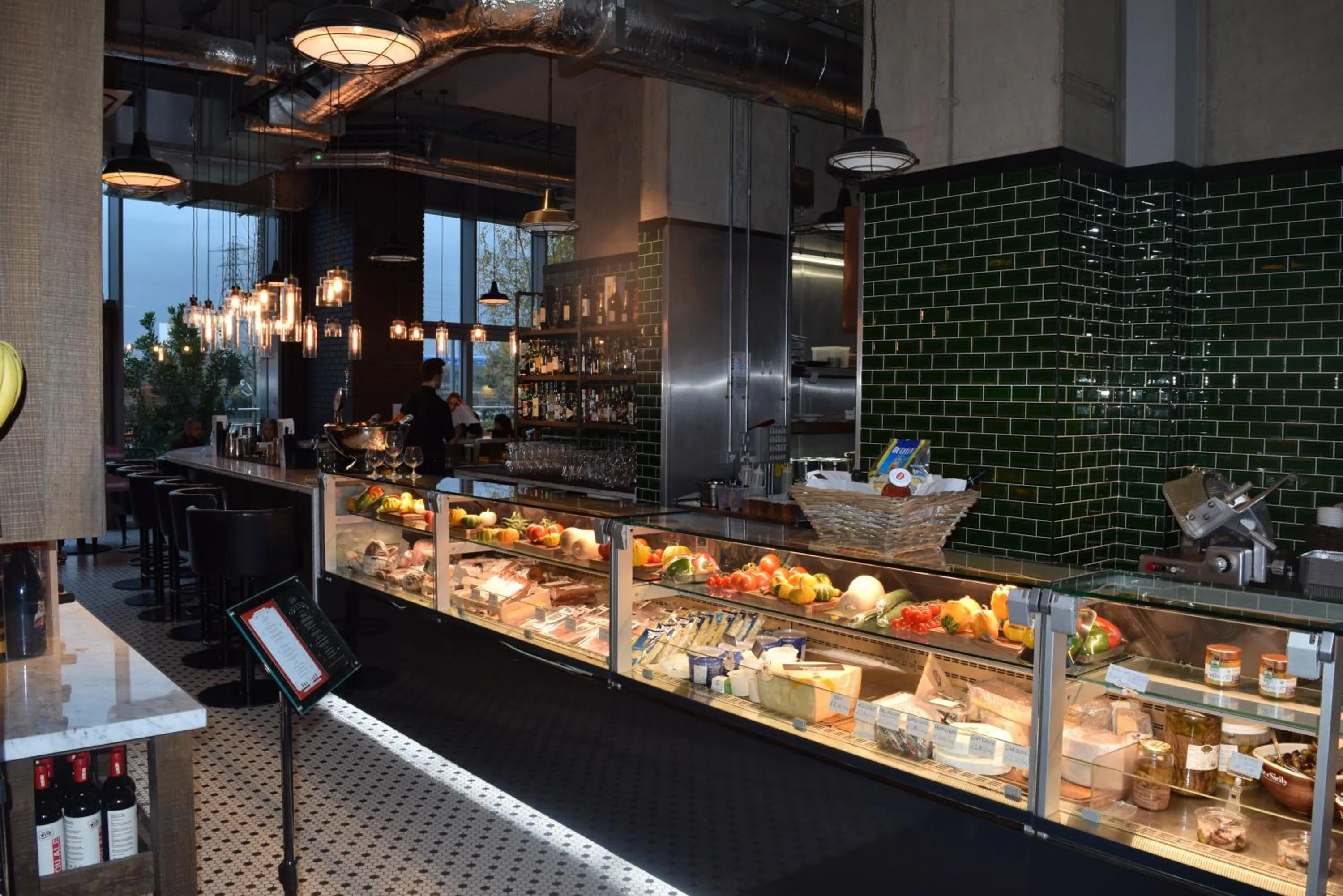 Restaurant/places to eat in London City Island 3 Bedroom Luxury Apartments, Canary Wharf