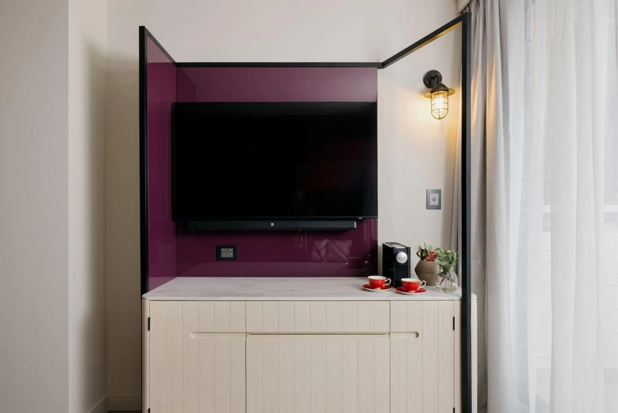 Living room in Hotel Indigo Brisbane City Centre by IHG