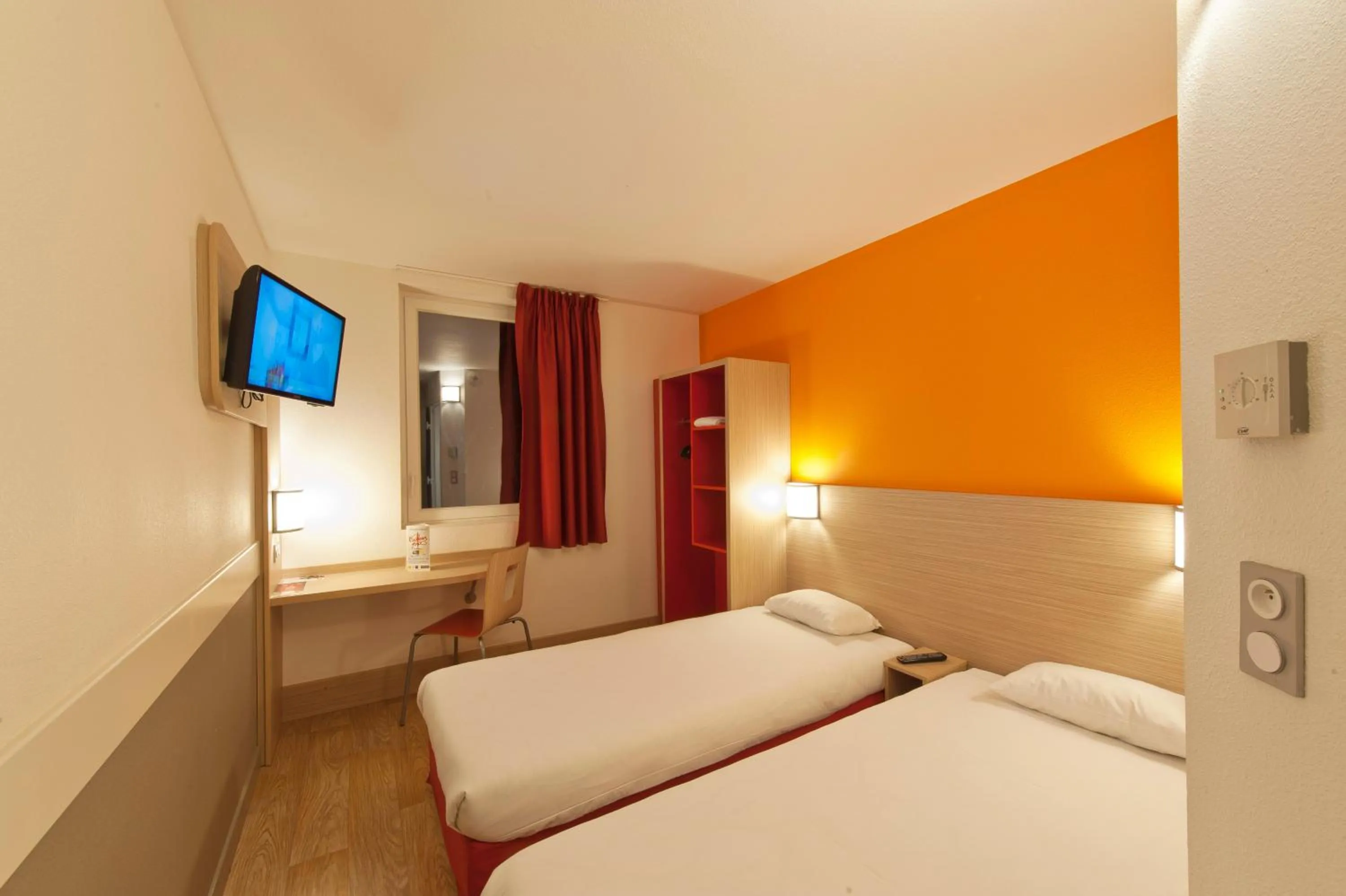 Photo of the whole room, Bed in Premiere Classe Sens Nord- Saint Clément