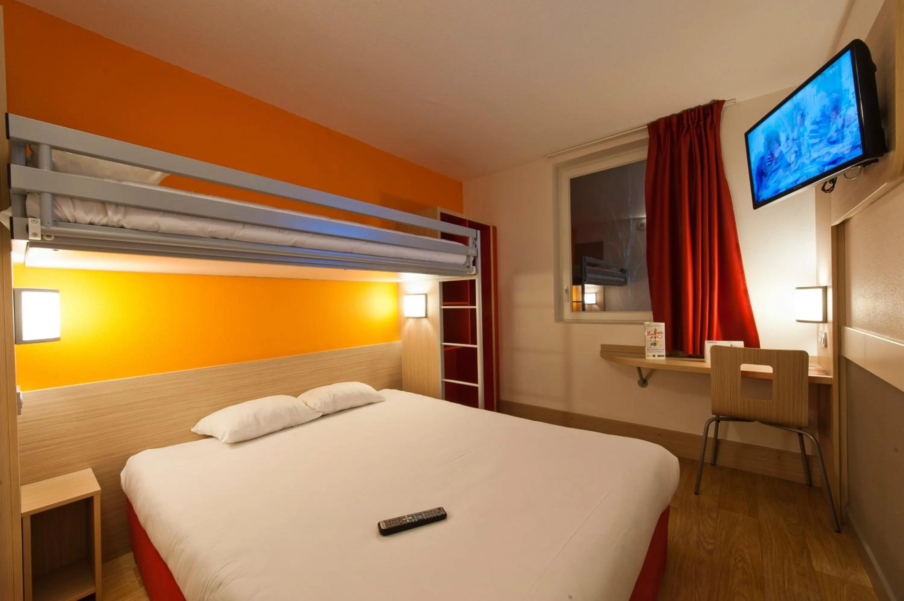 Photo of the whole room, Bed in Premiere Classe Sens Nord- Saint Clément