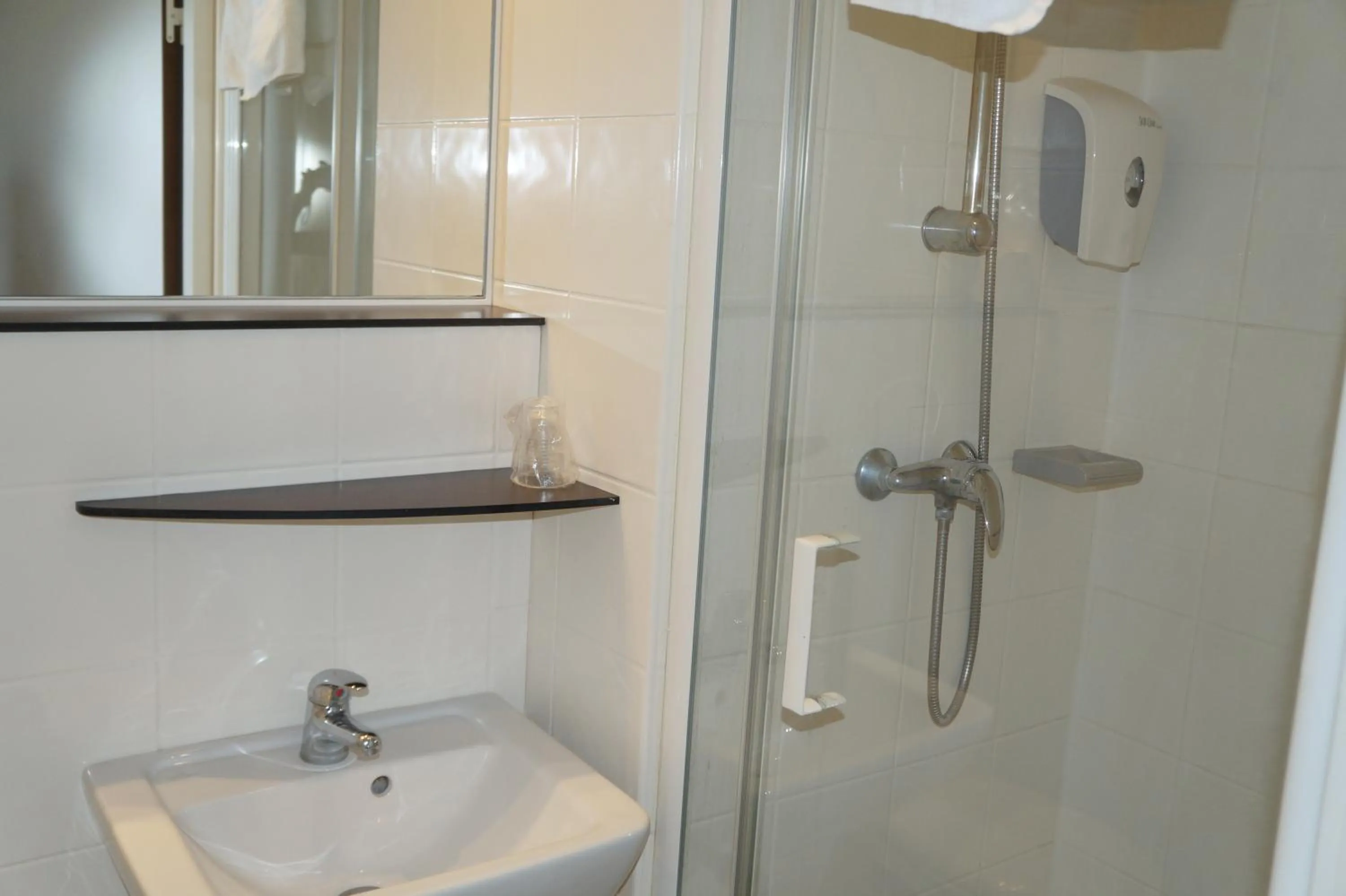 Shower in Premiere Classe Sens Nord- Saint Clément