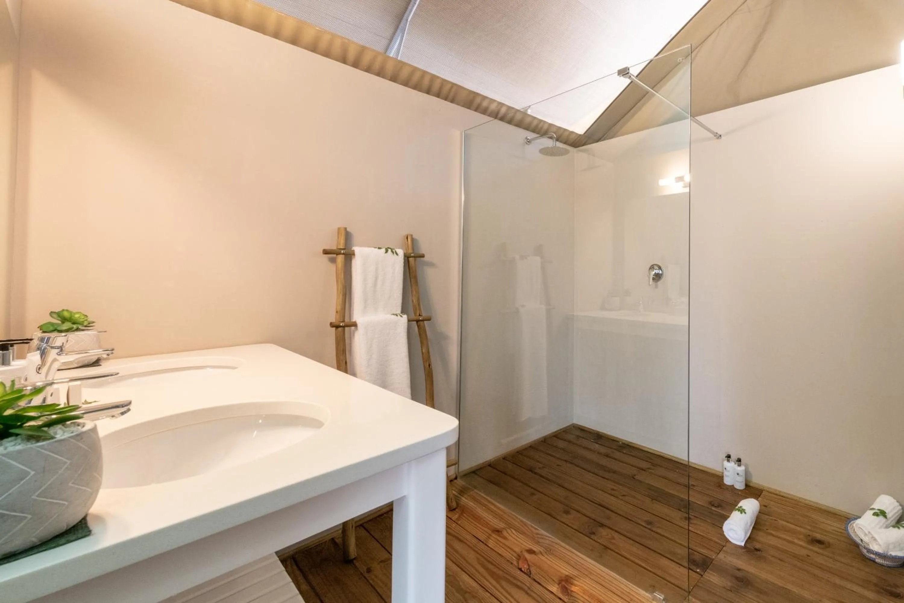 Shower in Ndhula Luxury Tented Lodge