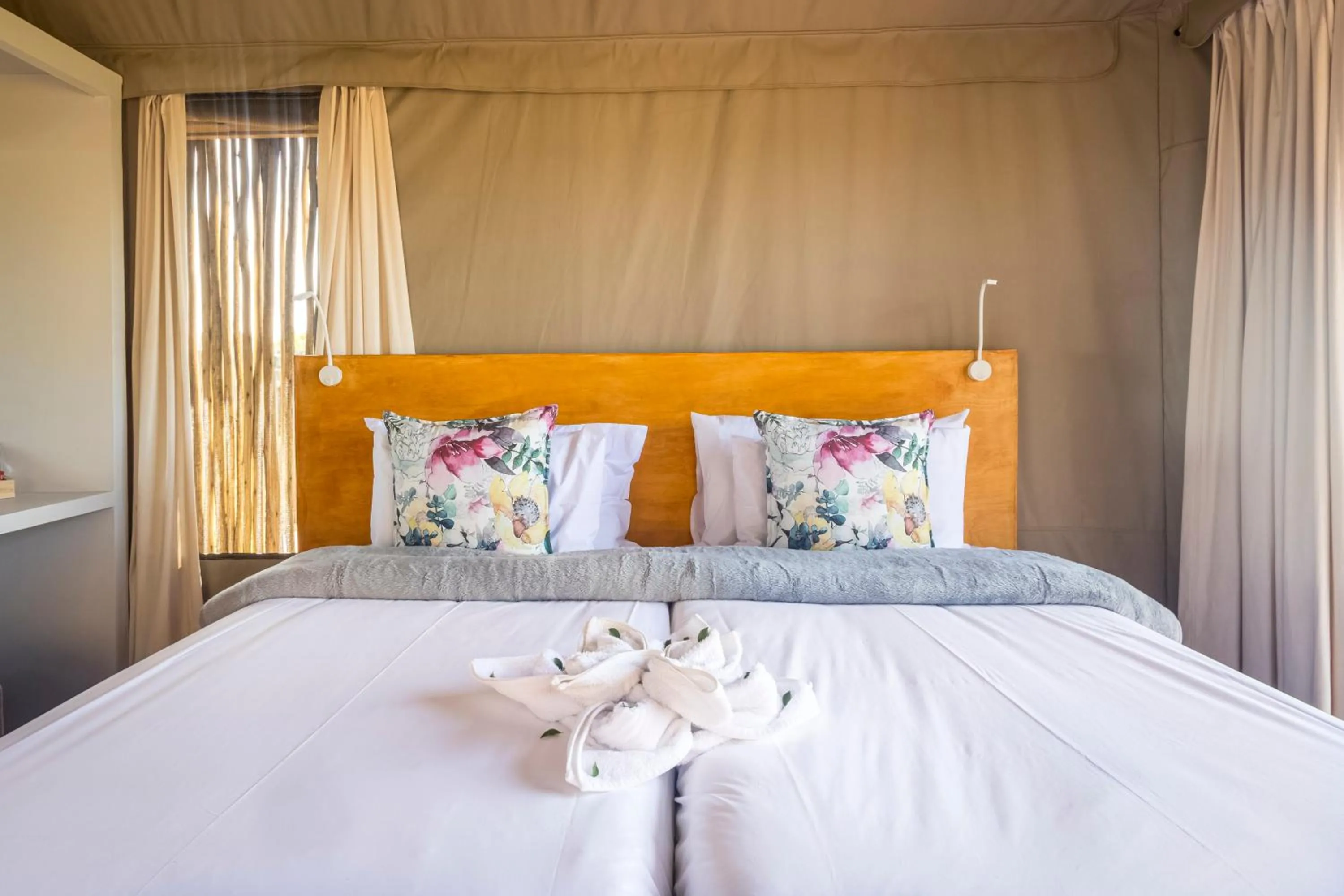 Bedroom, Bed in Ndhula Luxury Tented Lodge