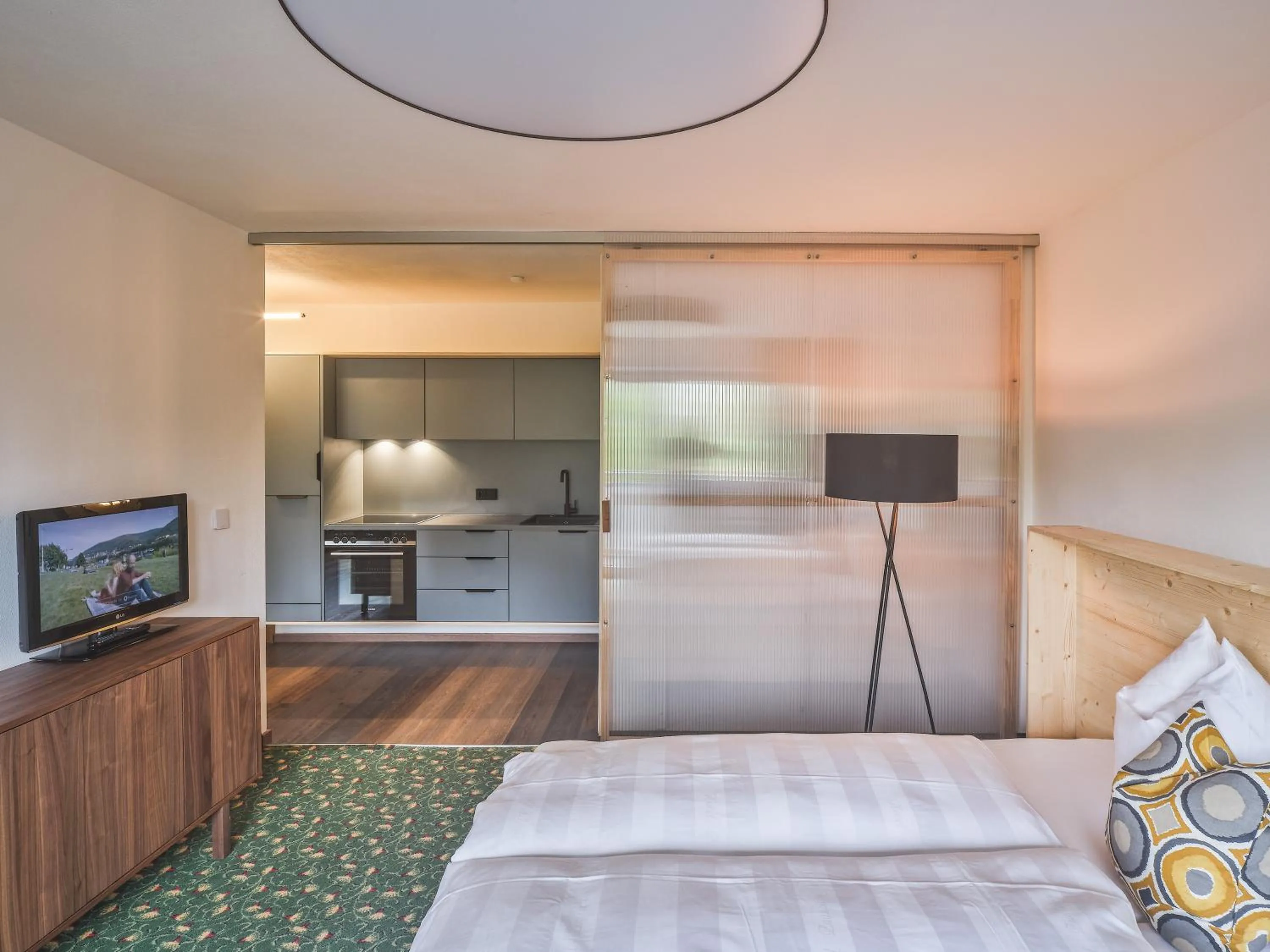 Kitchen or kitchenette, Bed in Design Apartments & Zimmer - Zugspitze