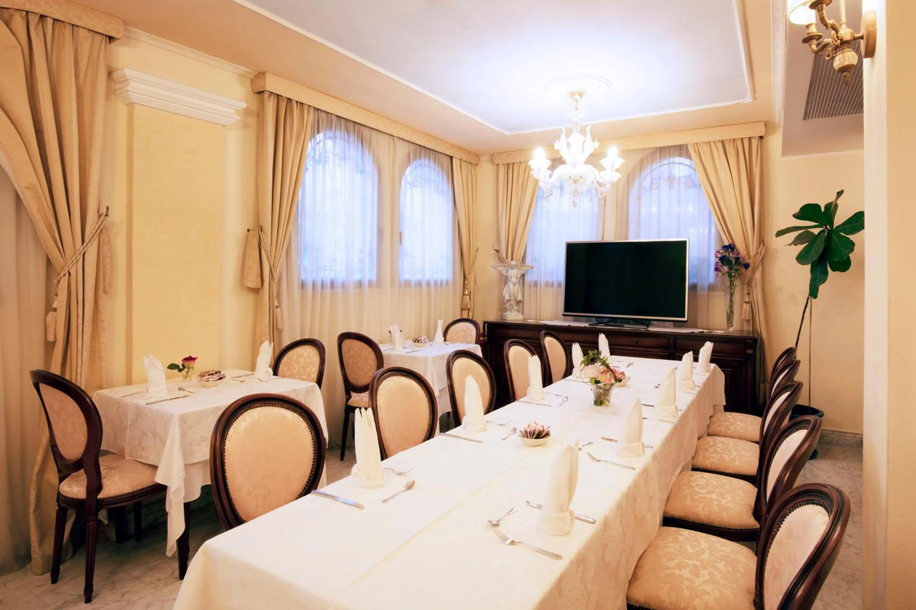 Restaurant/places to eat in Grand Hotel President